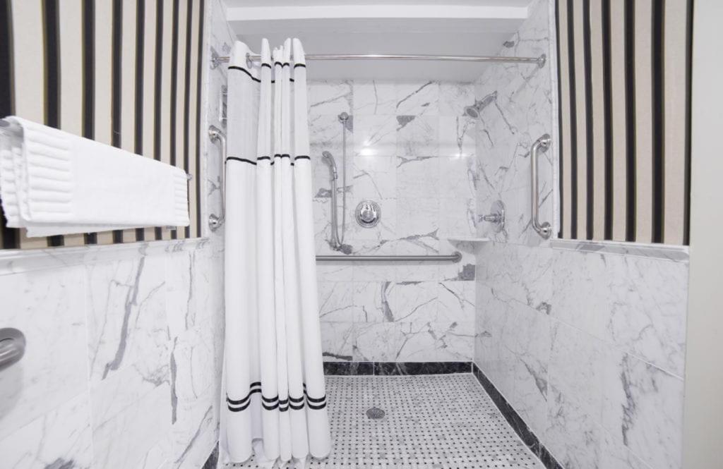 ADA King room with Roll in Shower photo 2