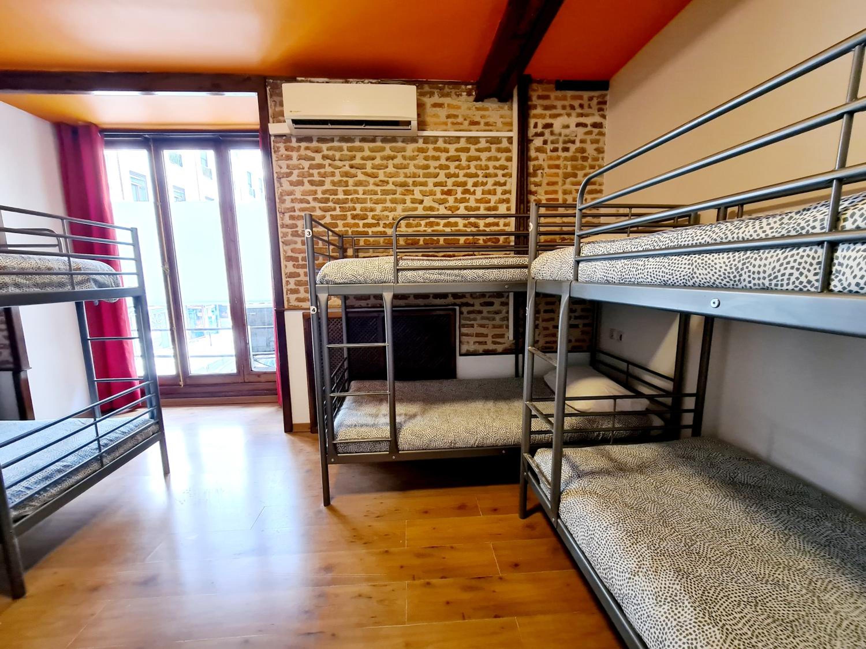 Bed in 10-Bed Mixed Dormitory Room photo 3