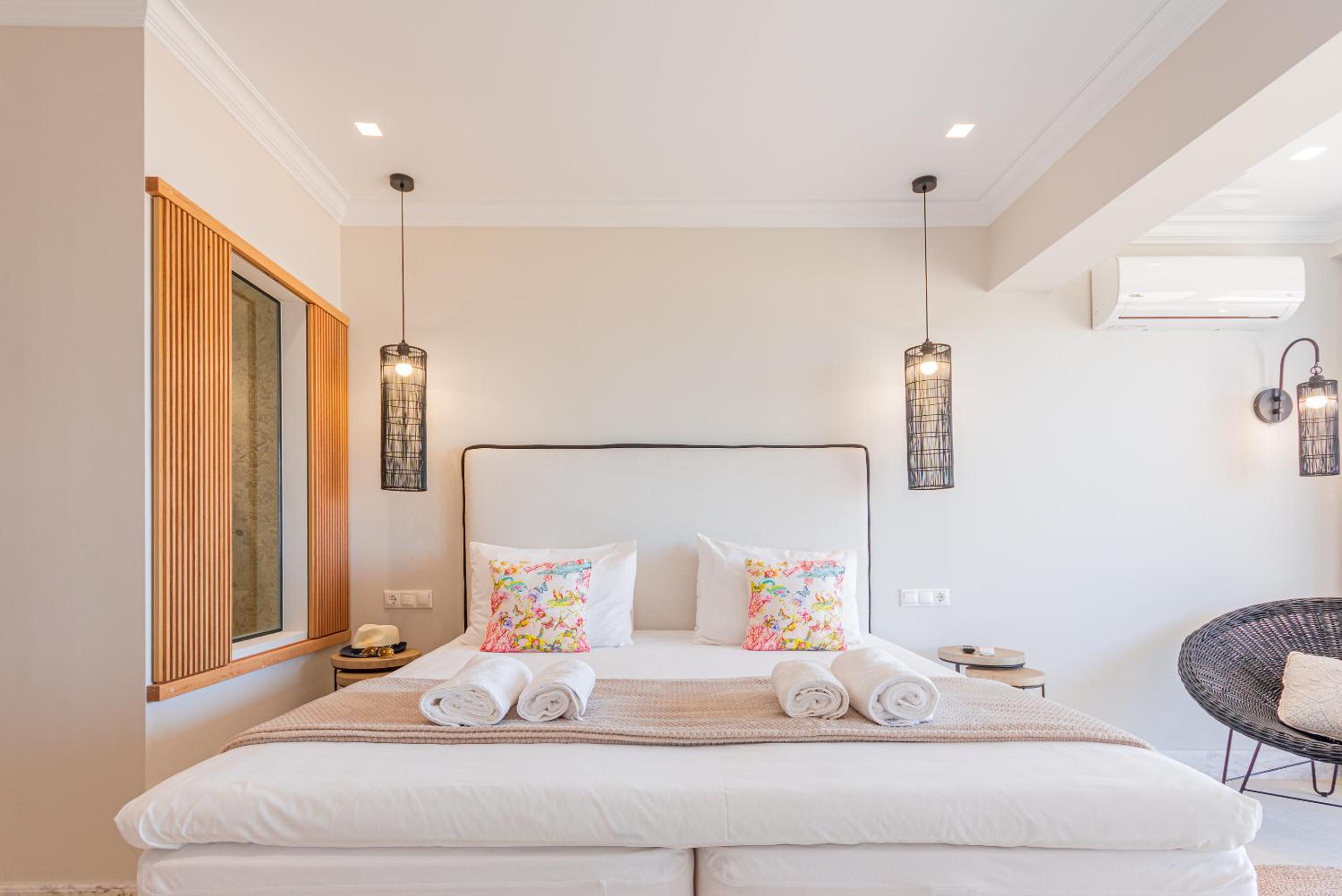 Deluxe Suite with Sea View - Photo 9