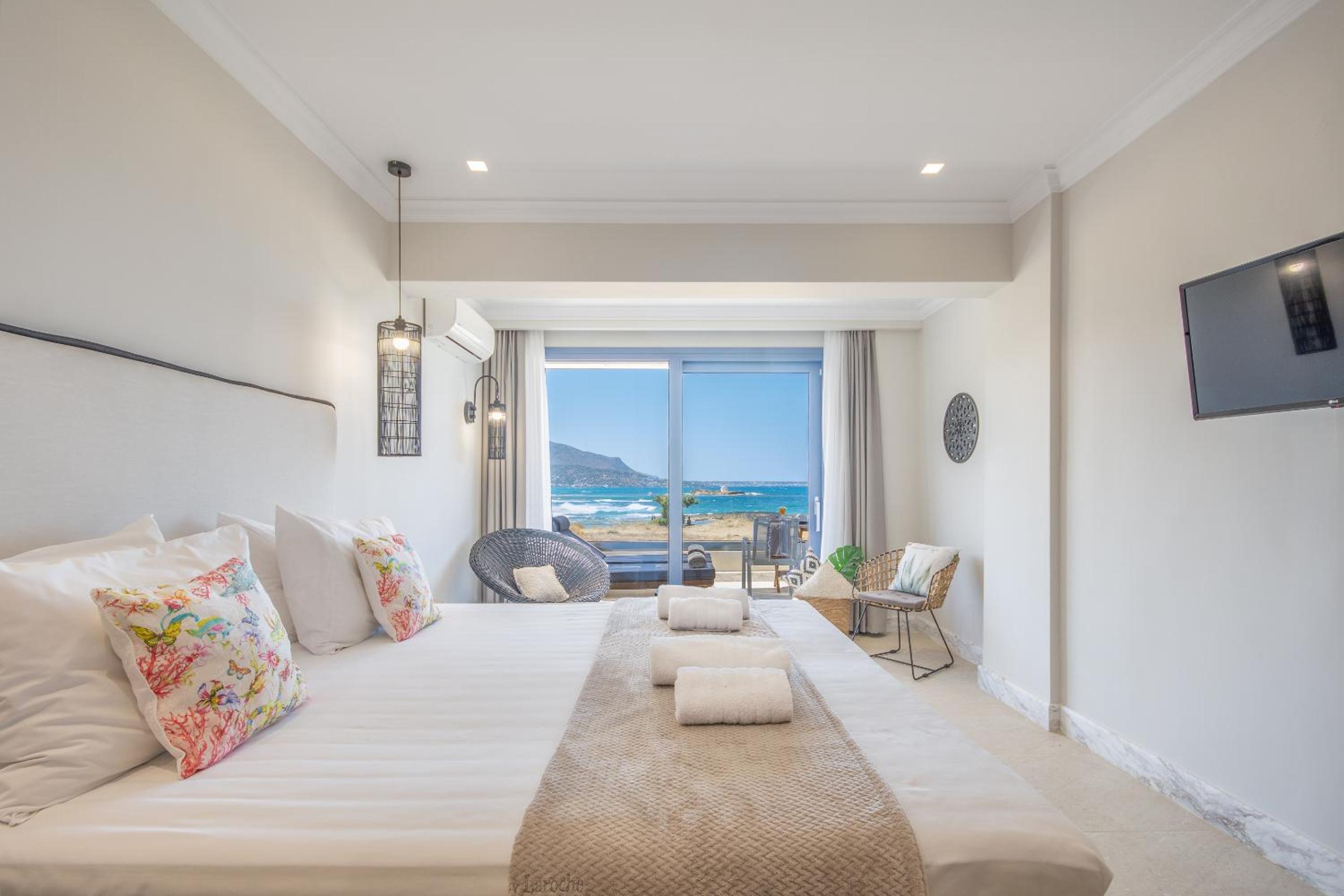 Deluxe Suite with Sea View - Photo 11
