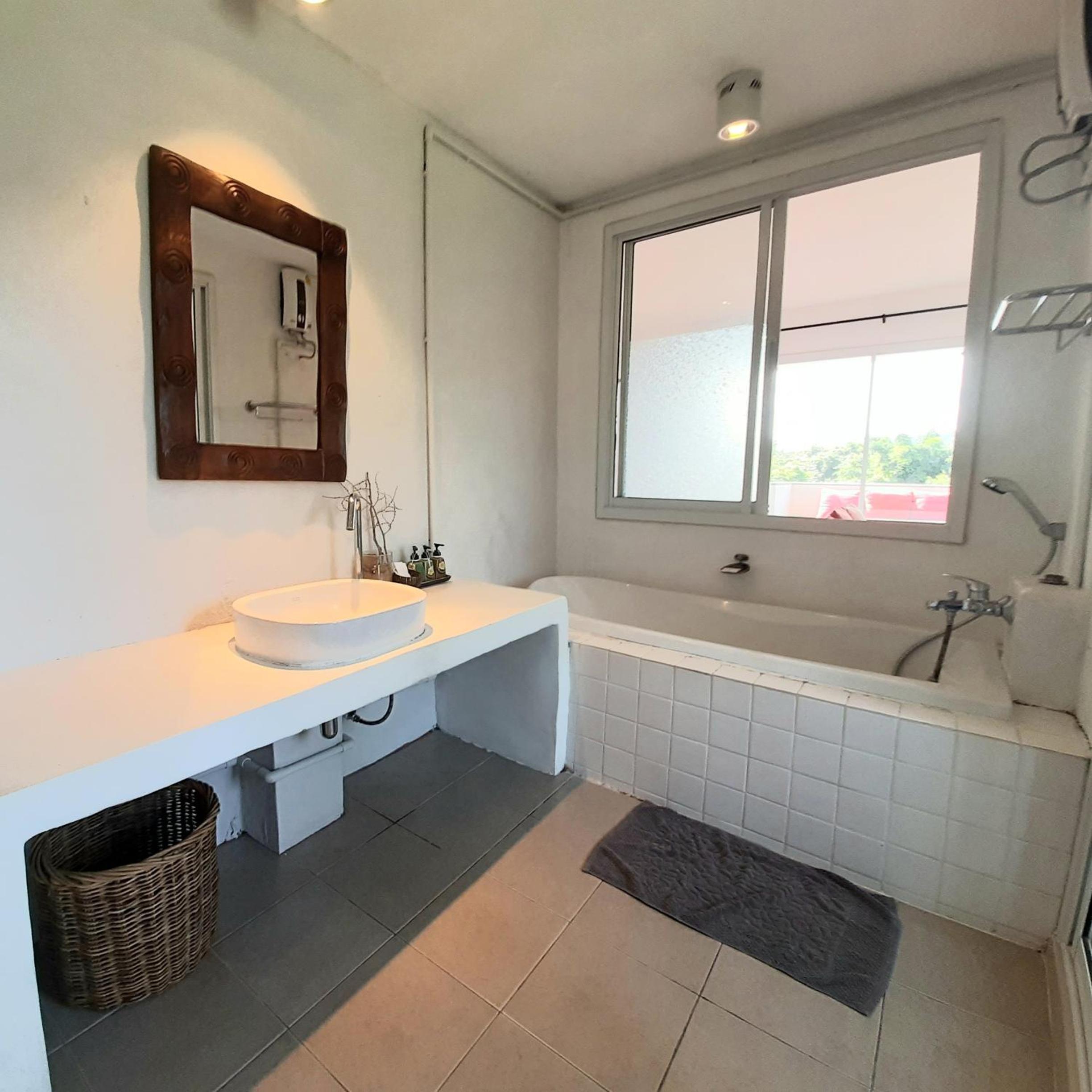 Deluxe King Room with Mountain View photo 2