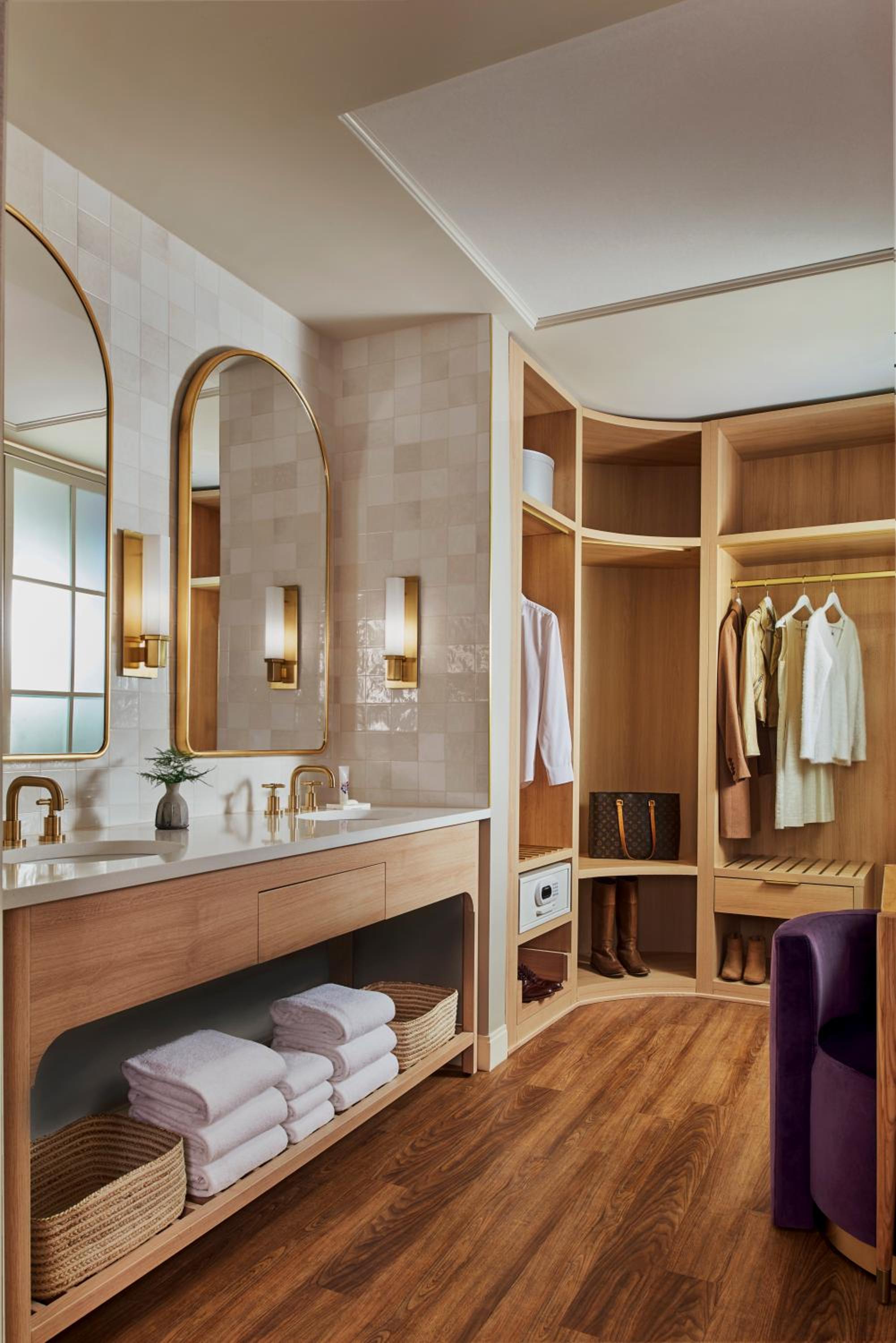 Grand King Suite with Balcony - Photo 5