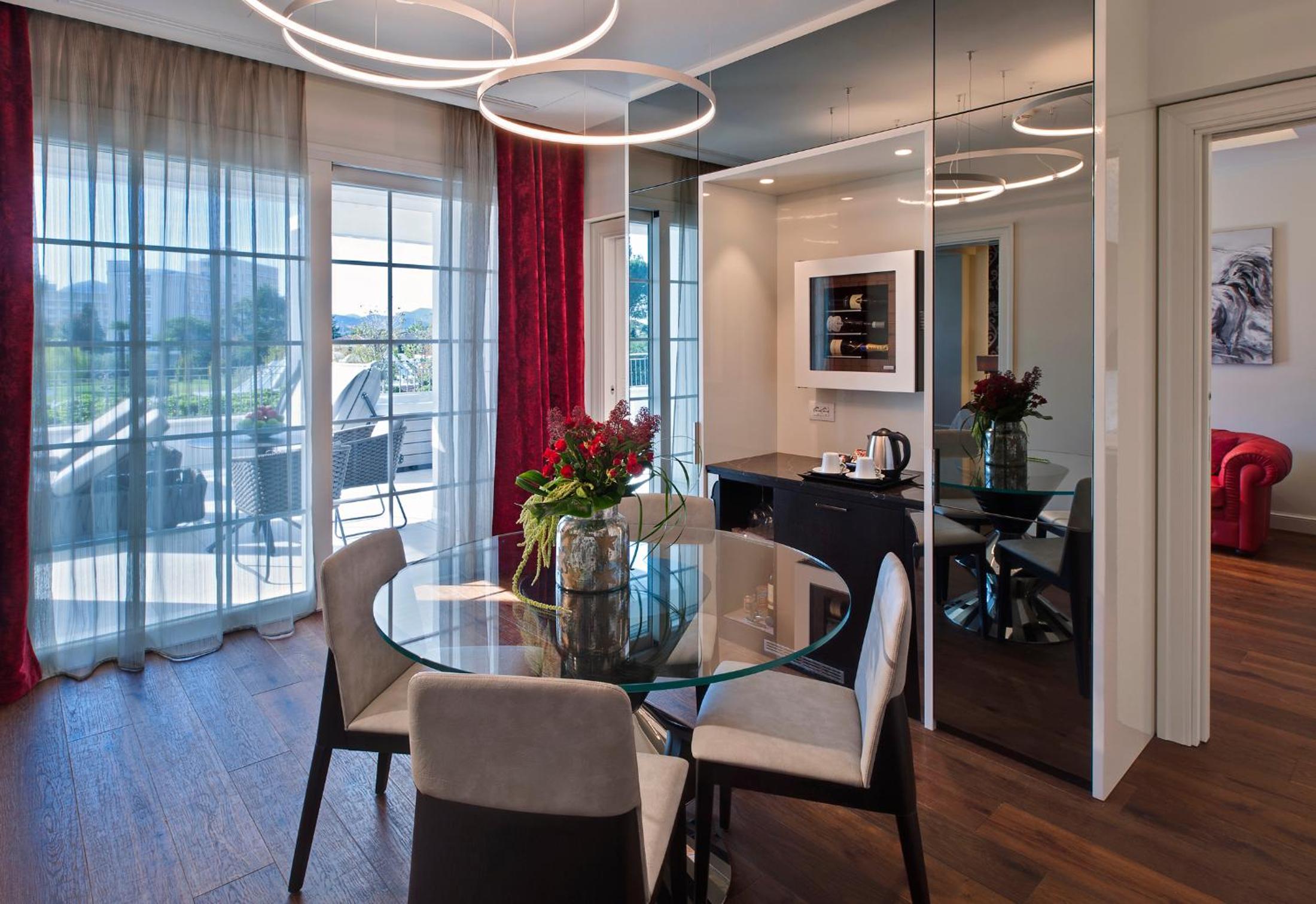 Superior King Suite photo 2