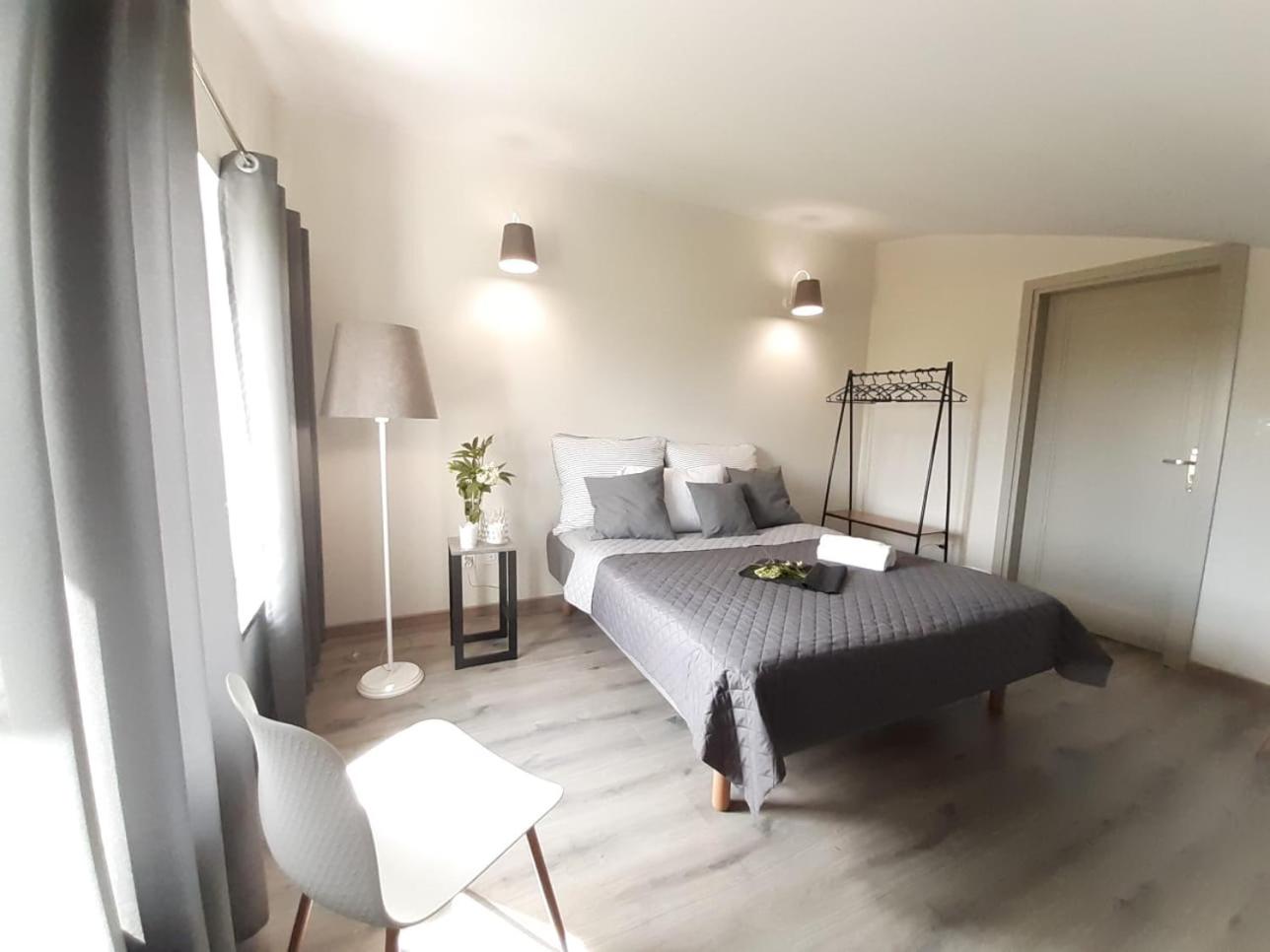 Six-Bedroom House photo 1