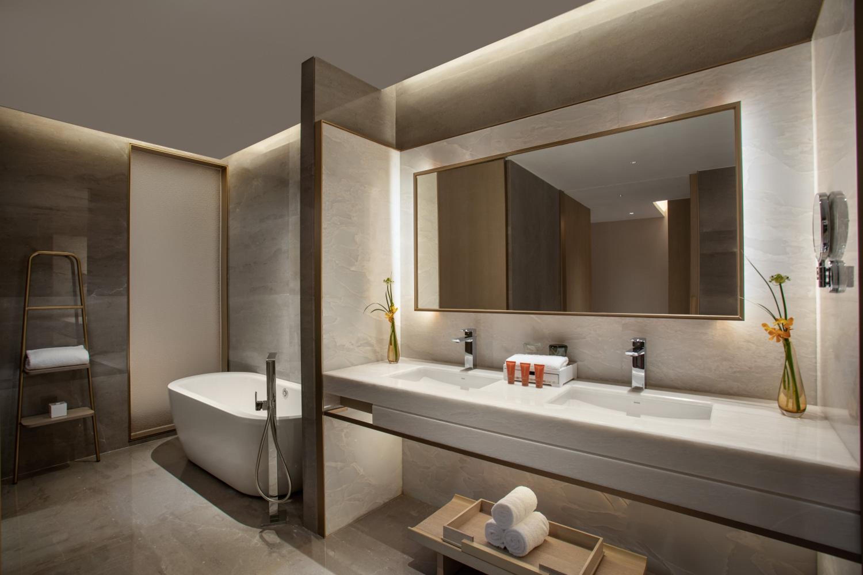 Junior King Suite with River View - Photo 3