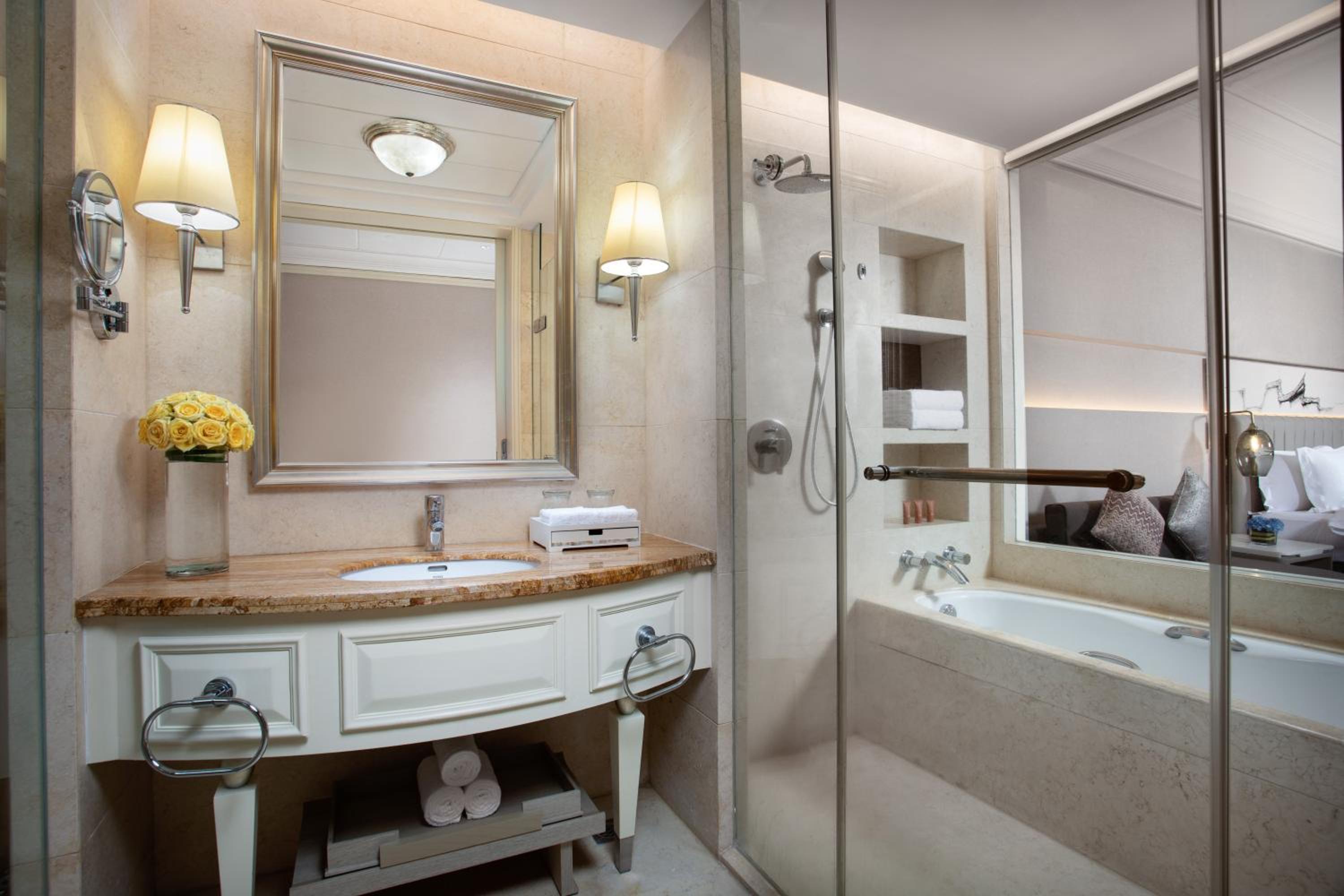 Premium King Room with River View - Photo 4