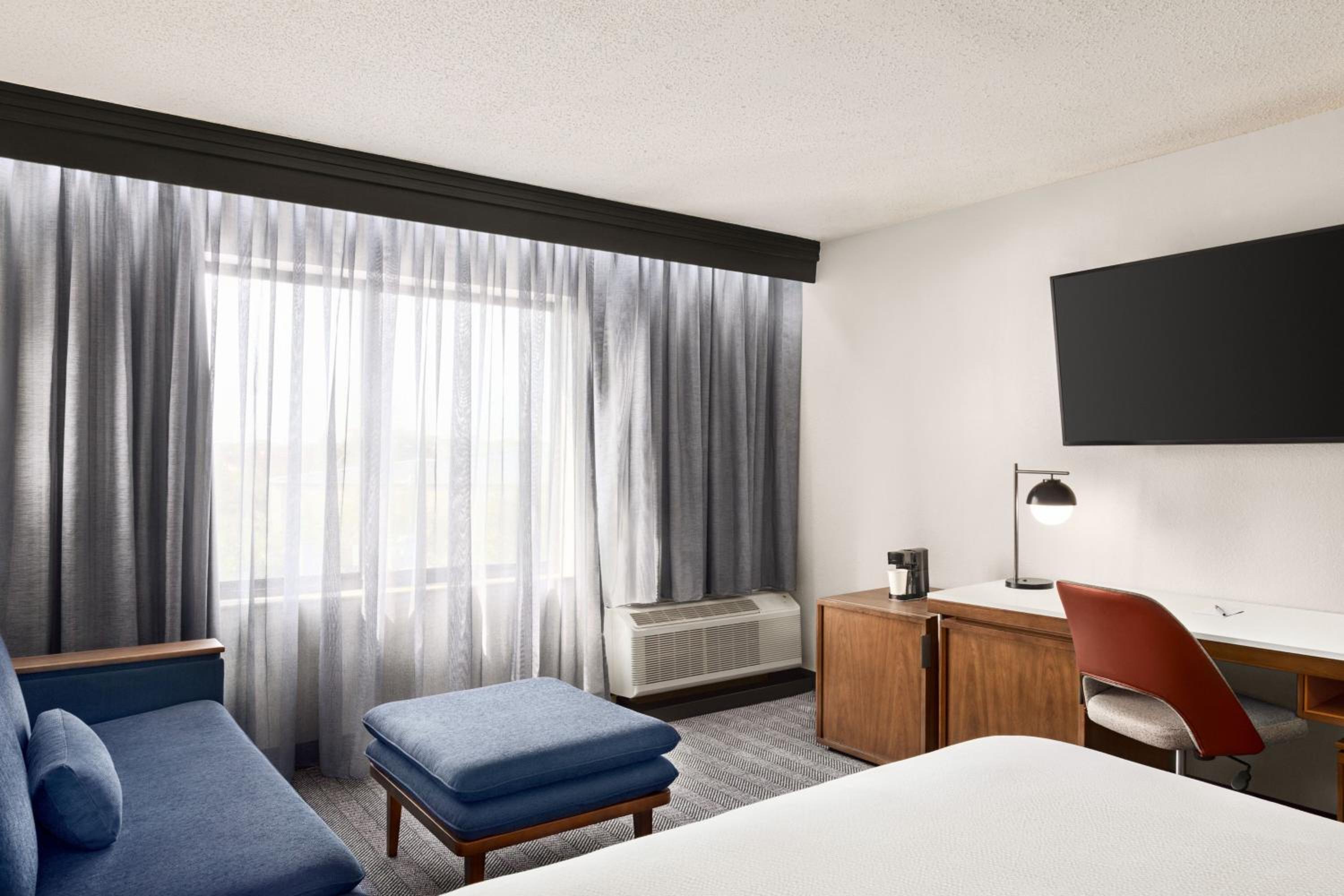 King Room with Roll-In Shower - Mobility Accessible