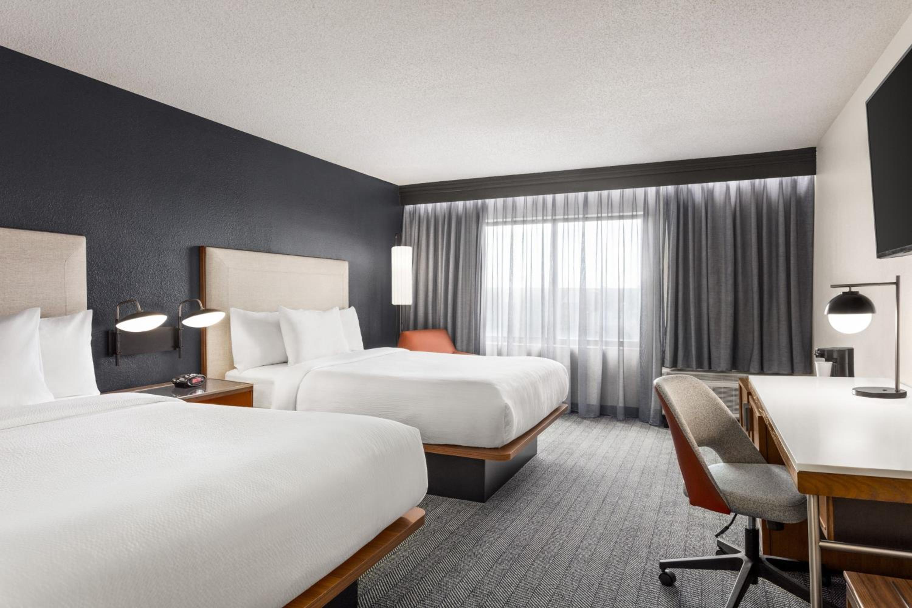 Queen Room with Two Queen Beds, Bathtub and Sofa Bed - Mobility Access