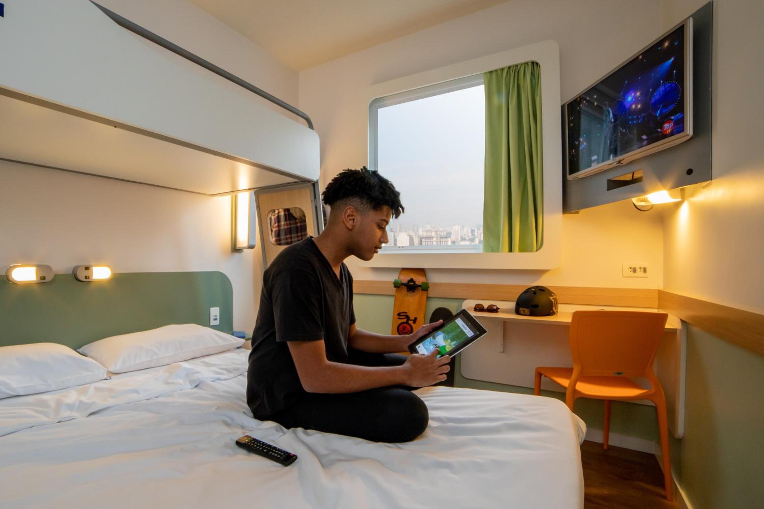 Standard Room with1 Double Bed and 1 Single Bed photo 2