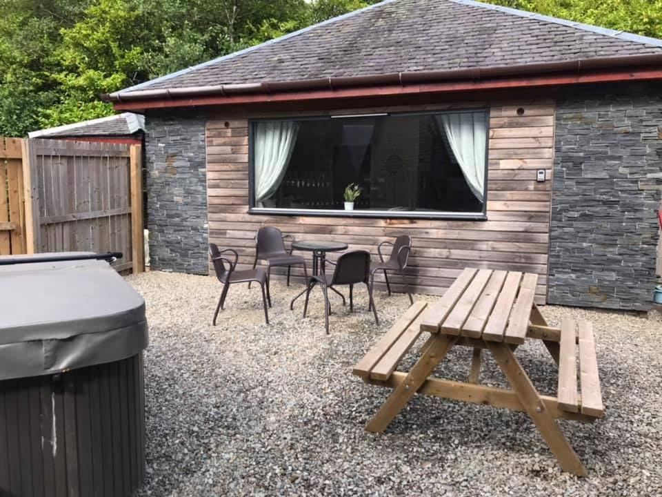 King Bed Studio Apartment with Private Hot Tub (Dog Friendly) Woodpecker Cabin photo 3