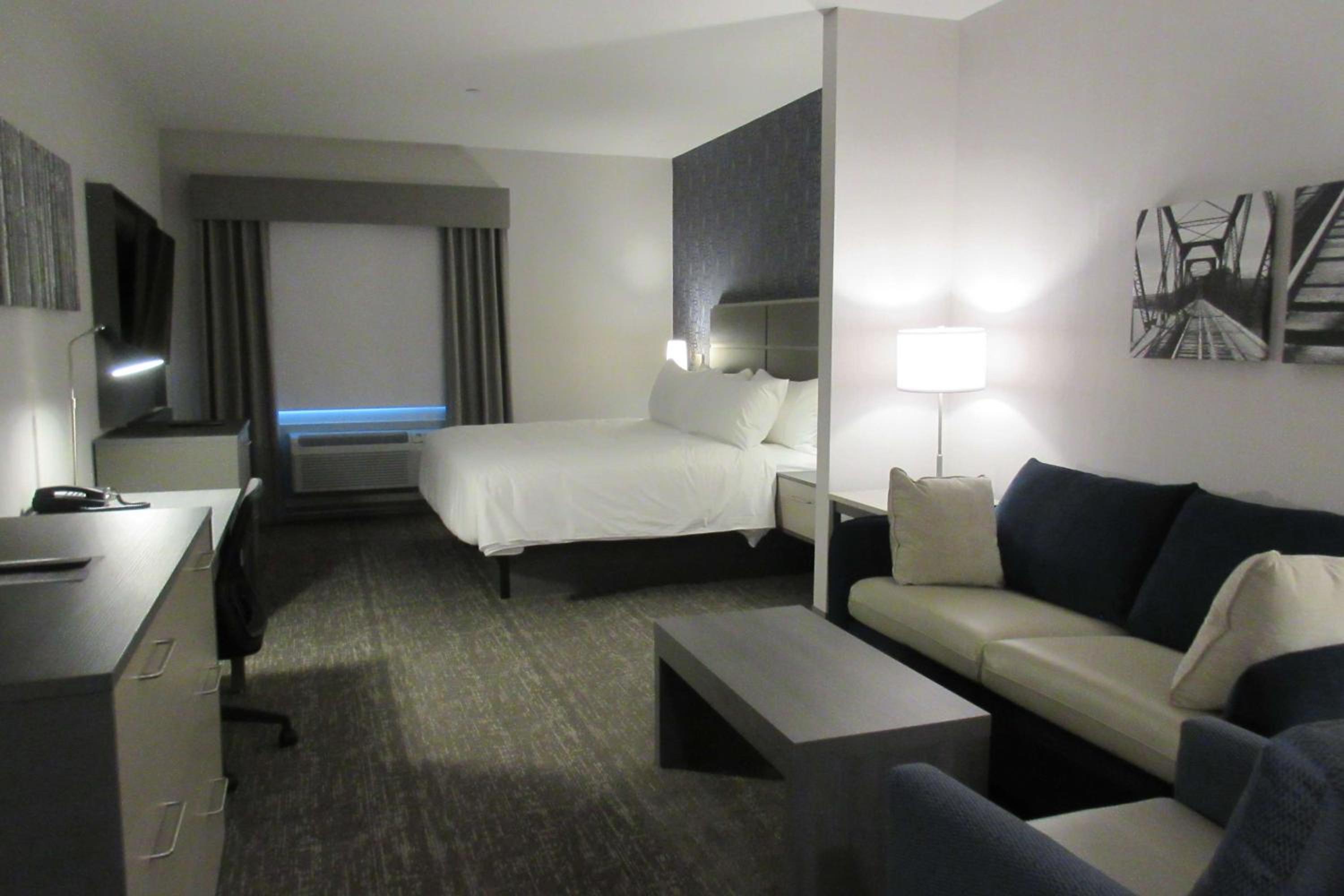 King Room with Sofa Bed - Photo 6
