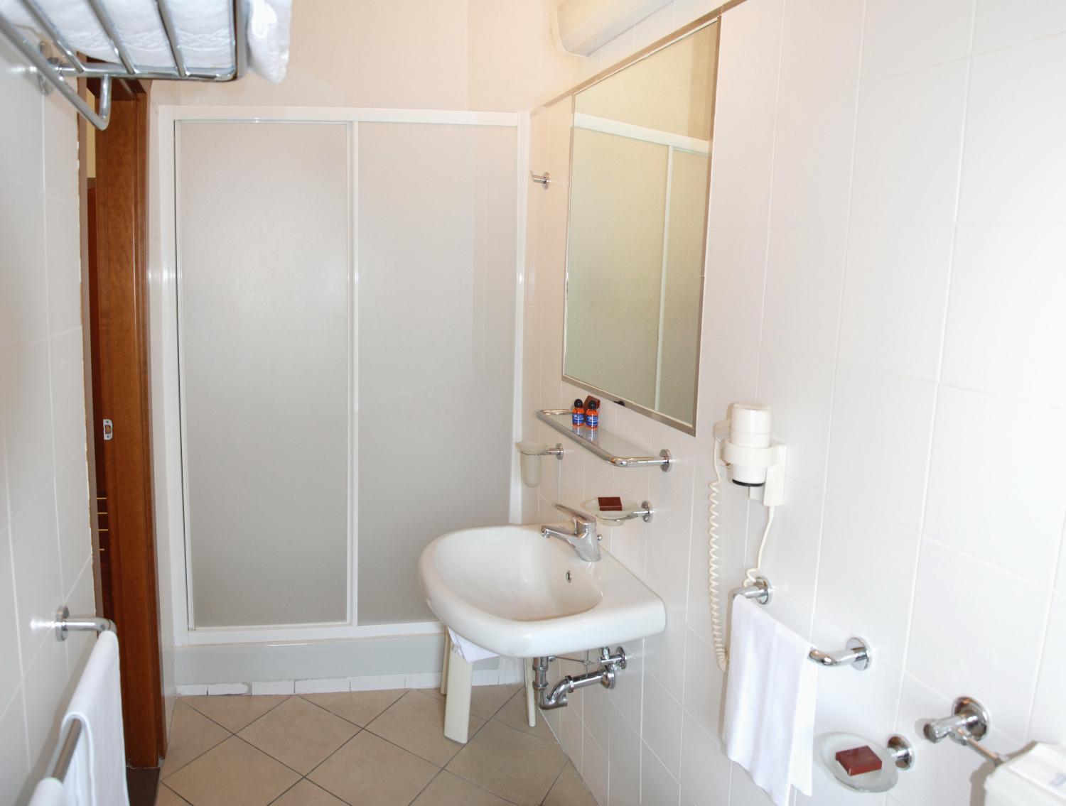 Double or Twin Room - Photo 4