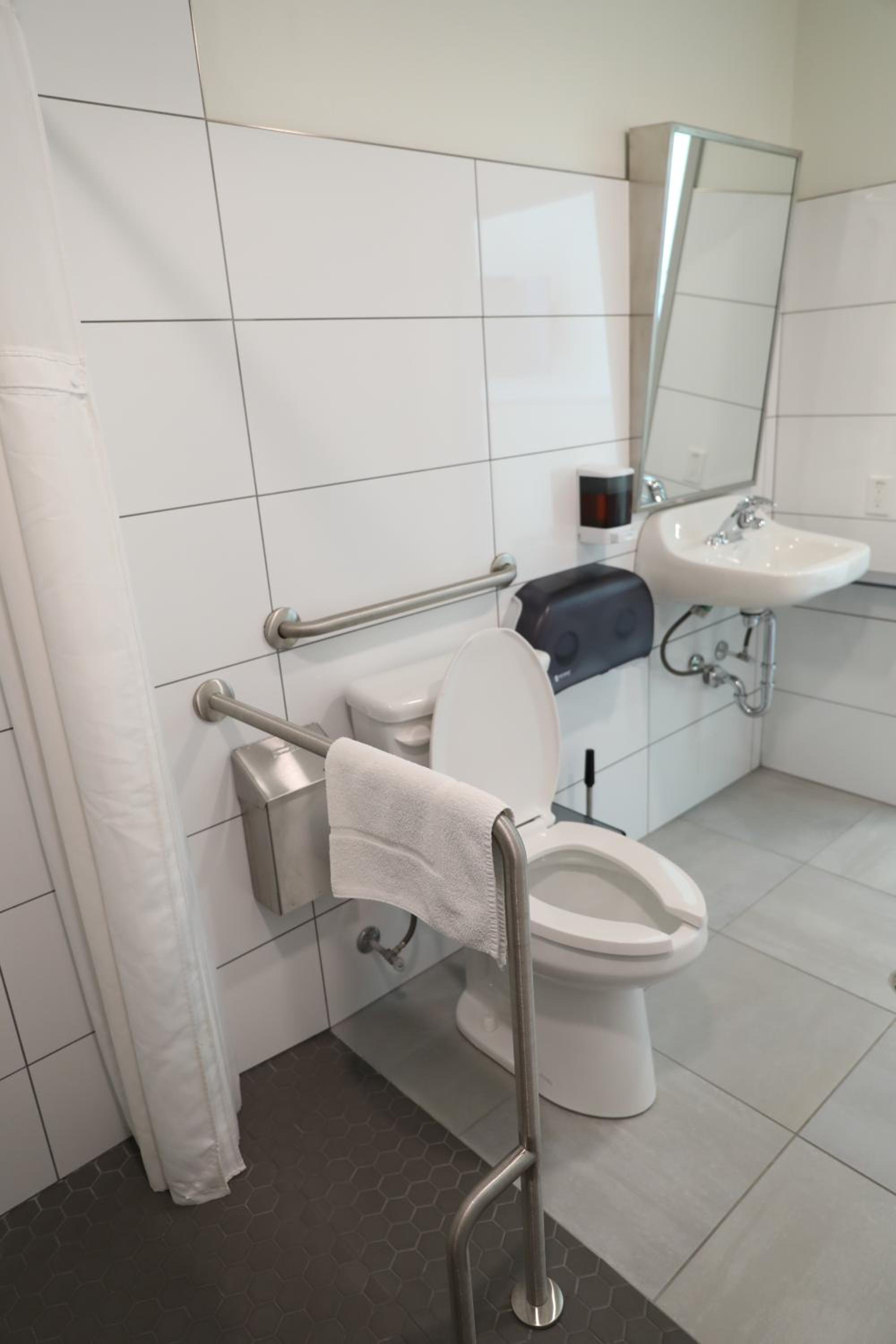 Twin Room - Disability Access photo 3
