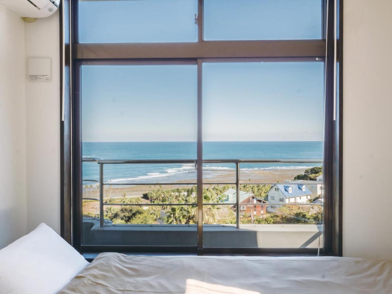 Standard Twin Room with Sea View - Photo 3