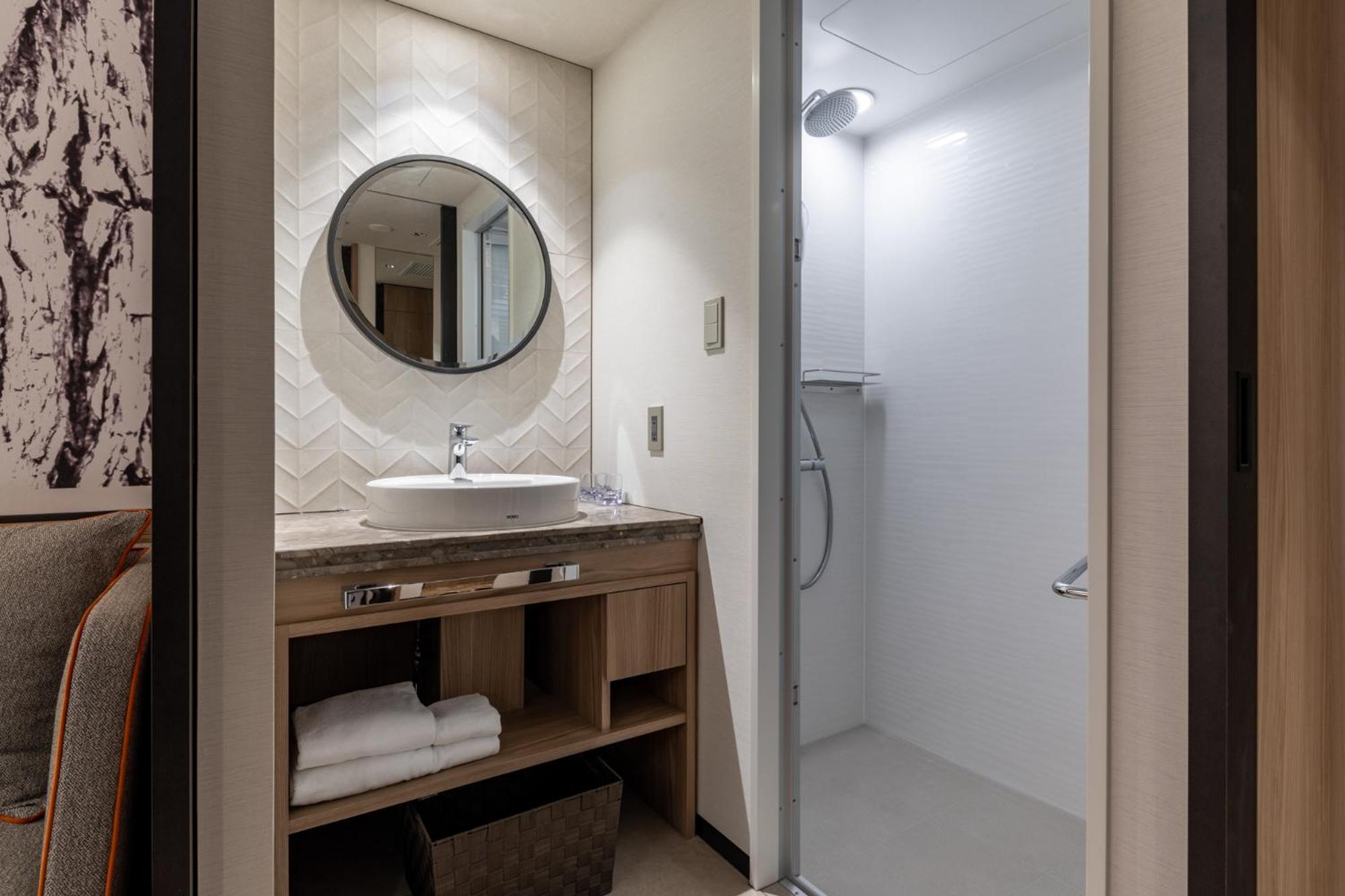 King Bed Room with Shower - Non-Smoking - Photo 2