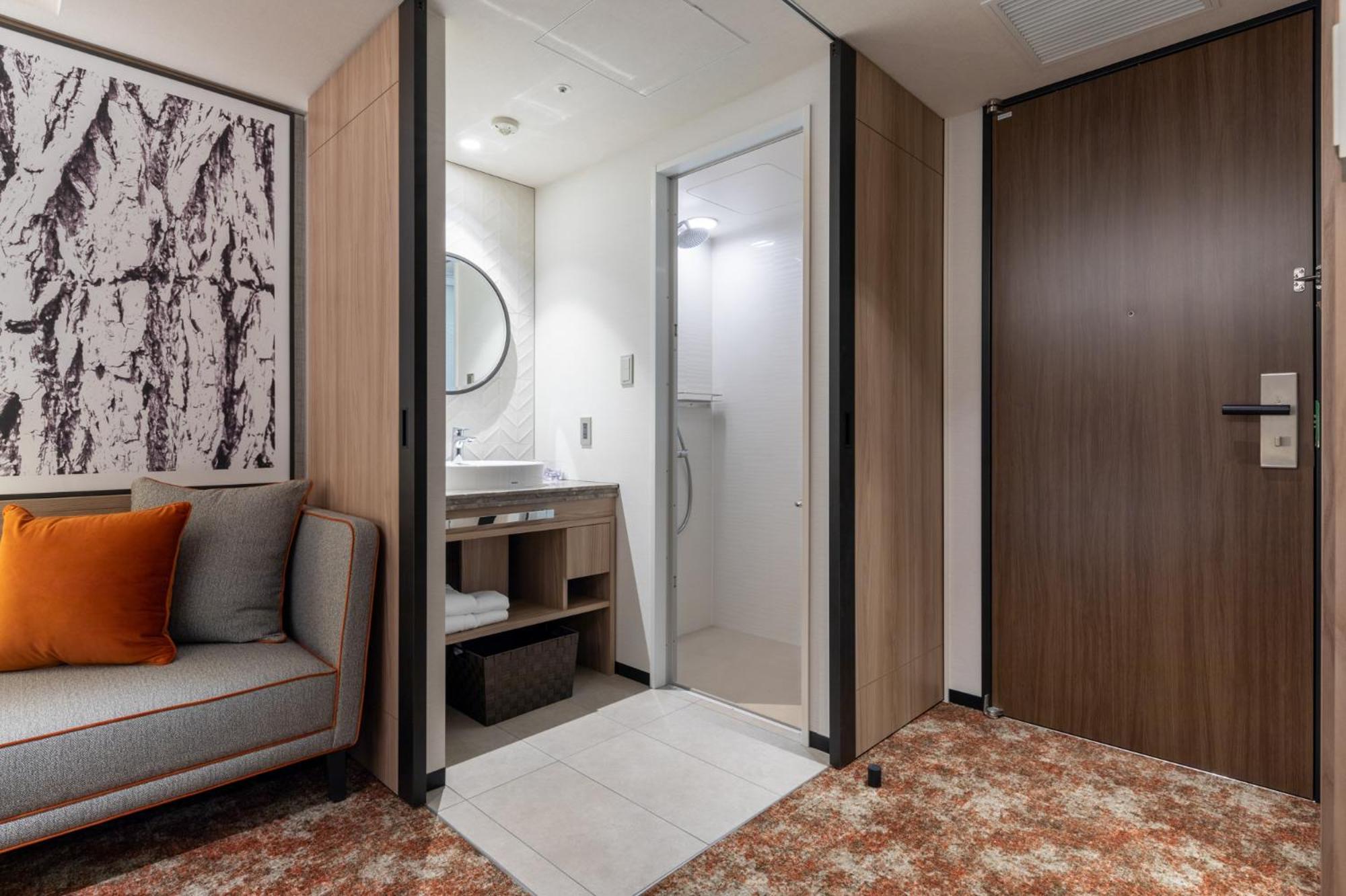 King Bed Room with Shower - Non-Smoking - Photo 4