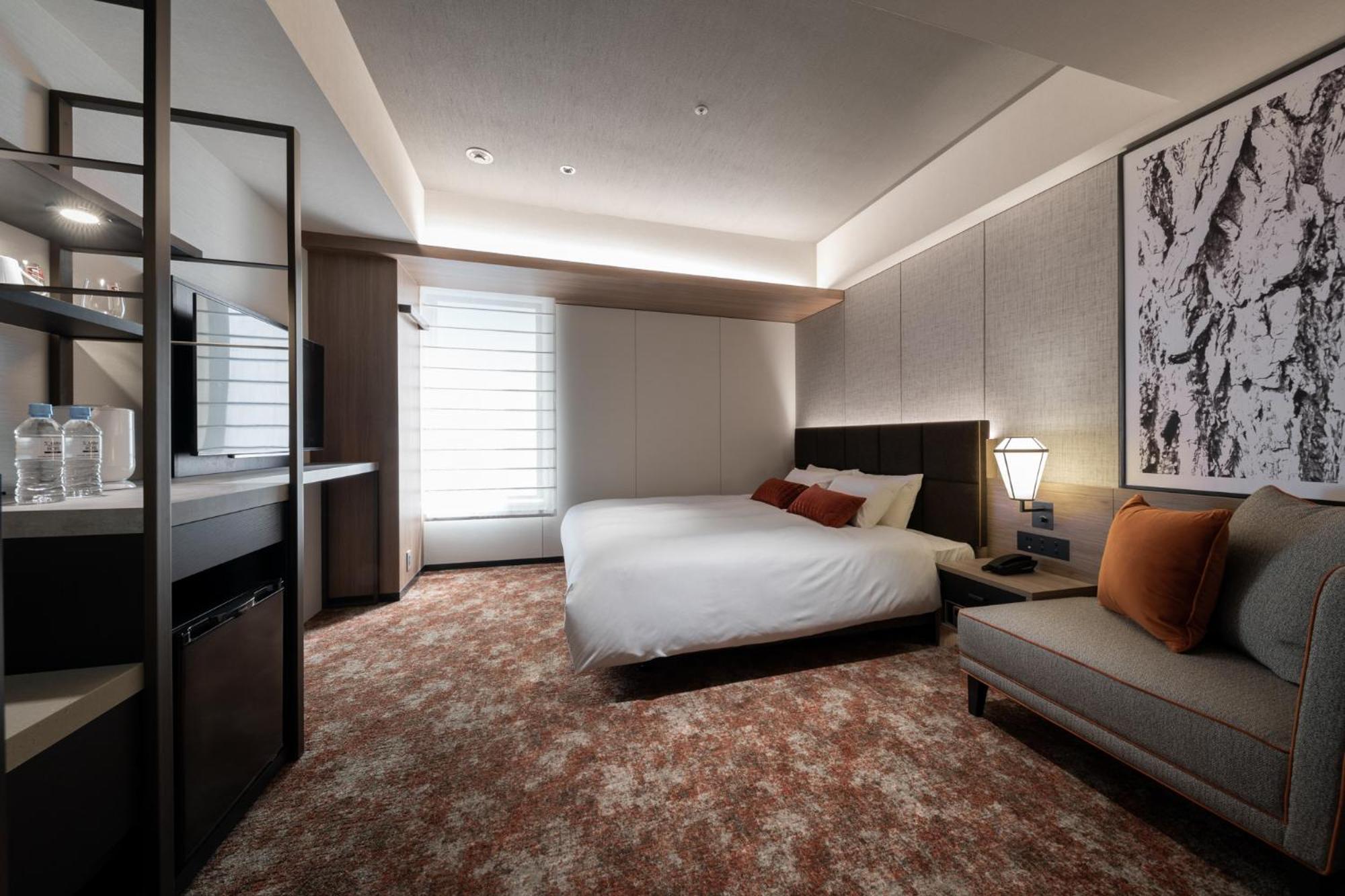 King Bed Room with Shower - Non-Smoking - Photo 1