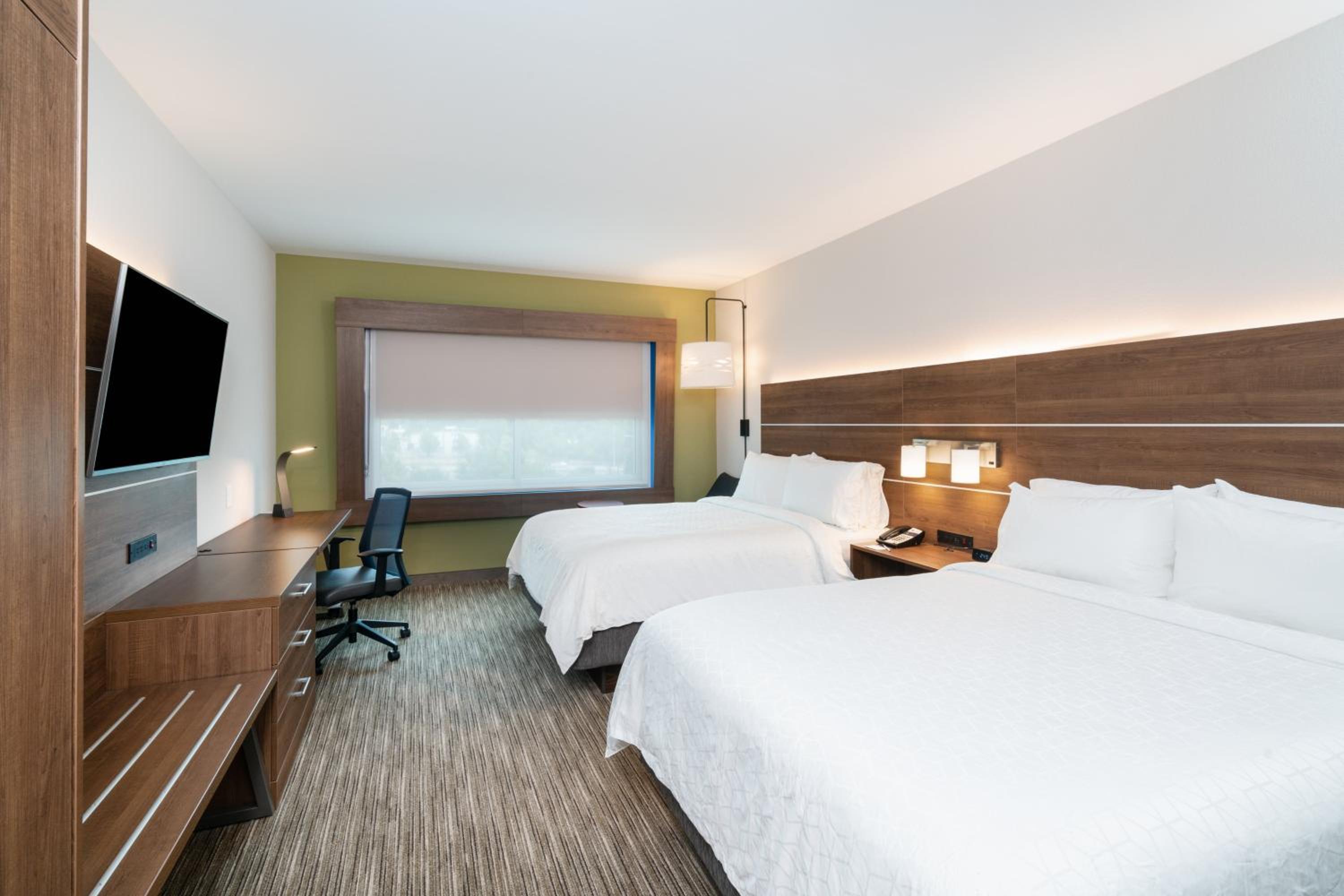 Standard Room with Two Queen Beds - Photo 3