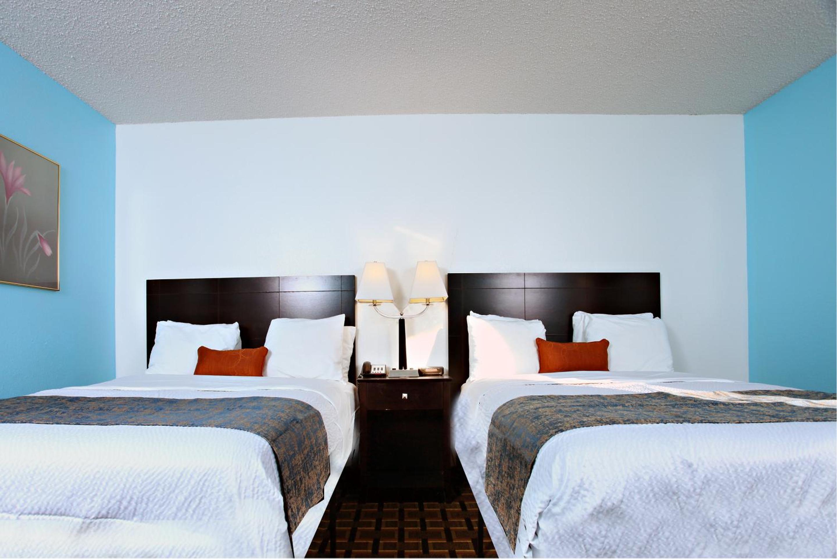 Queen Room with Two Queen Beds - Non-Smoking - Photo 4