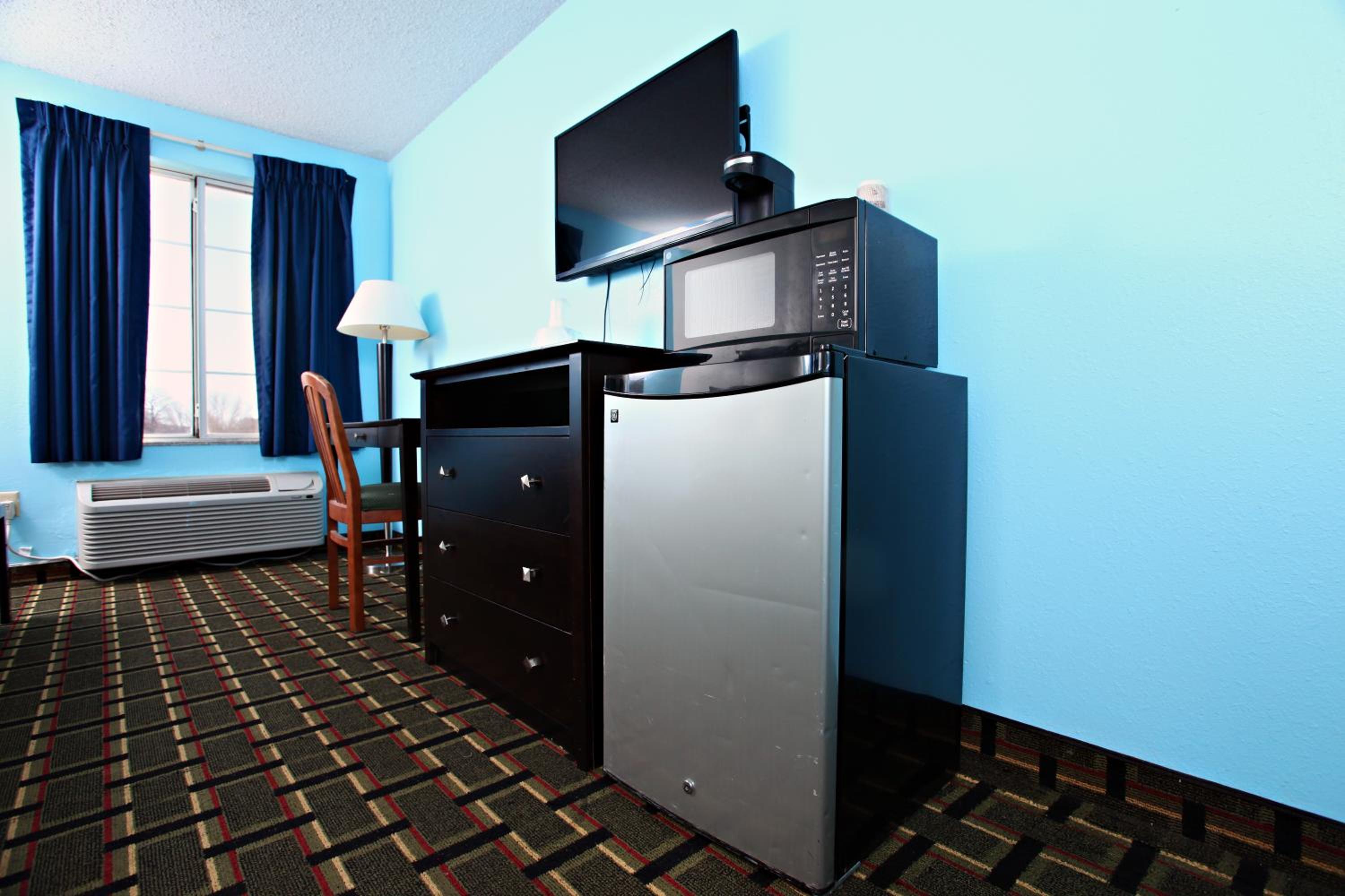 Queen Room with Two Queen Beds - Non-Smoking - Photo 3