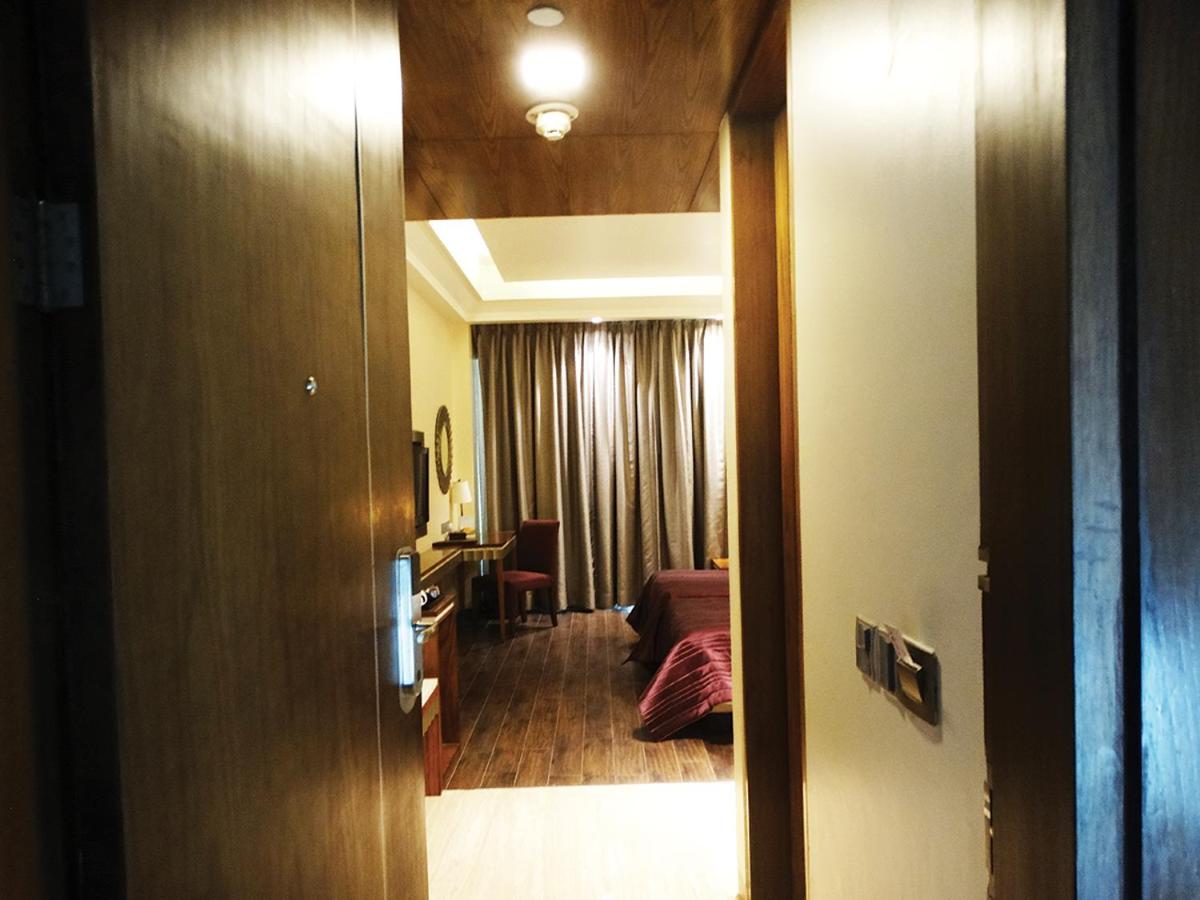 Club Twin Room - Non-Smoking with 15 % OFF ON FOOD & Soft beverages/15% off on Laundry services//1+1 happy hours at Kokkinos from 6-8 pm on IMFL drinks// INR 500 SPA discount