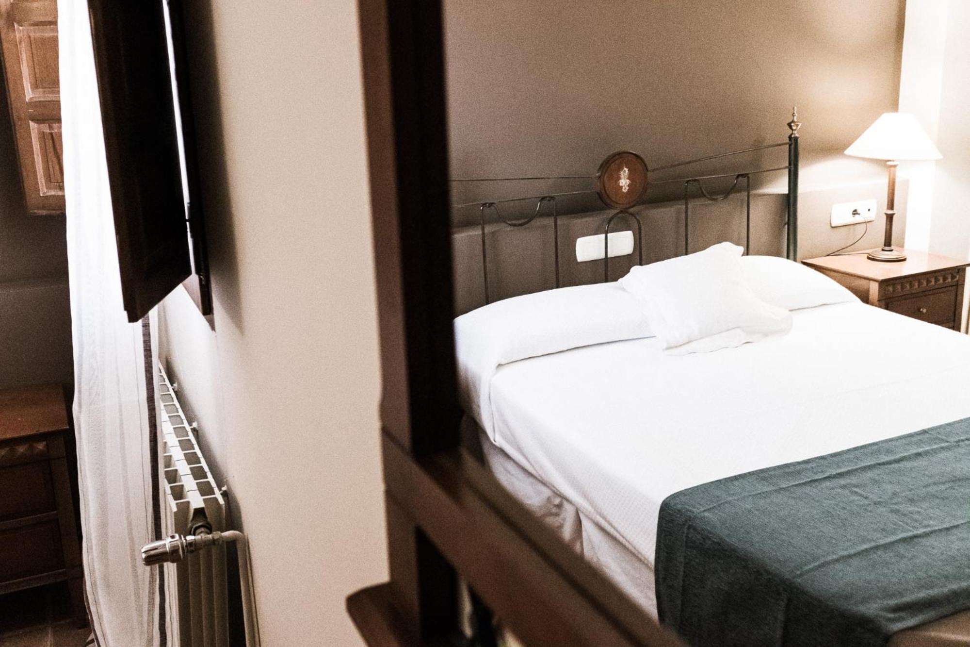Double Room with Private Bathroom - Photo 8