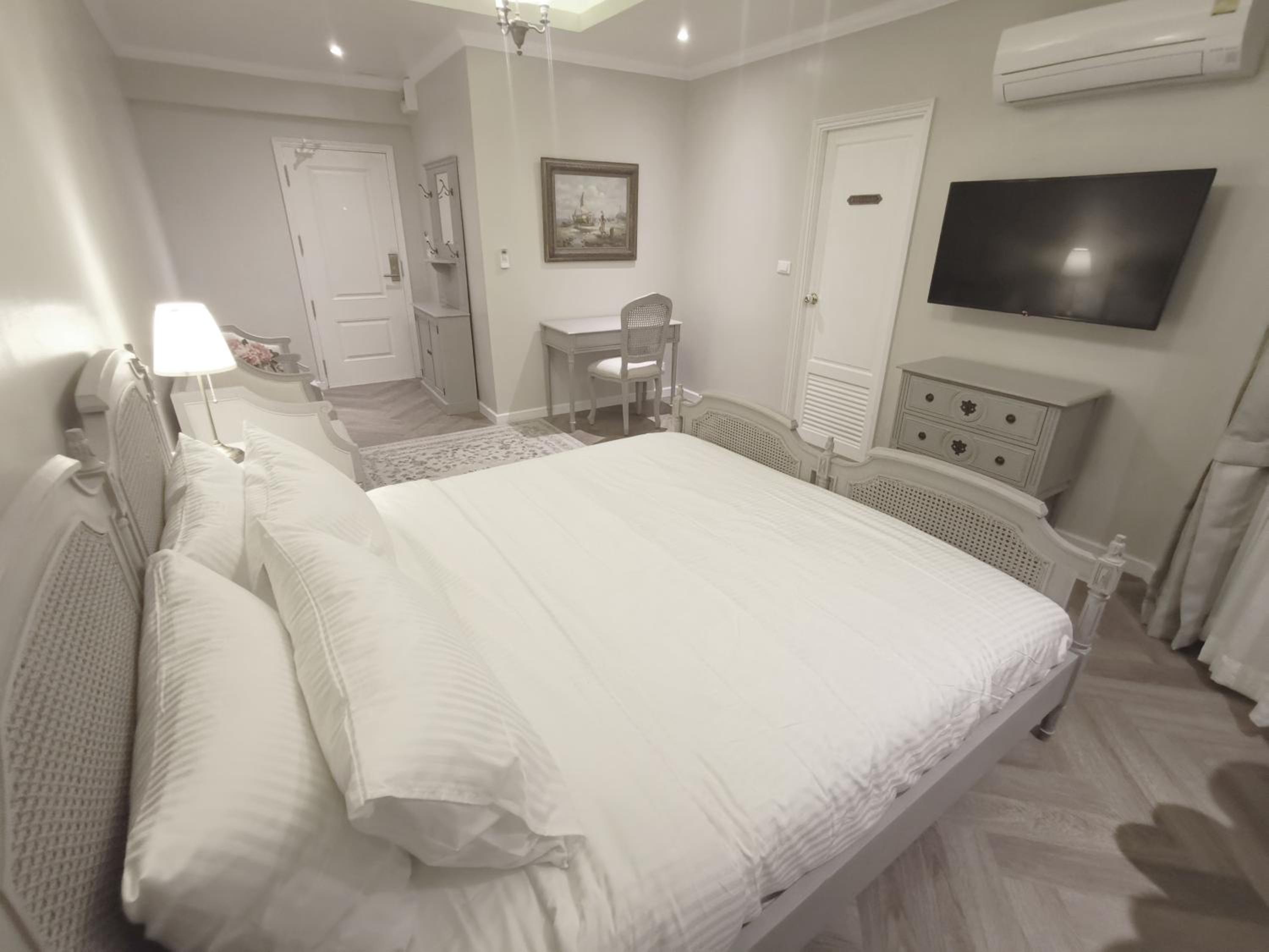 Deluxe King Room photo 2