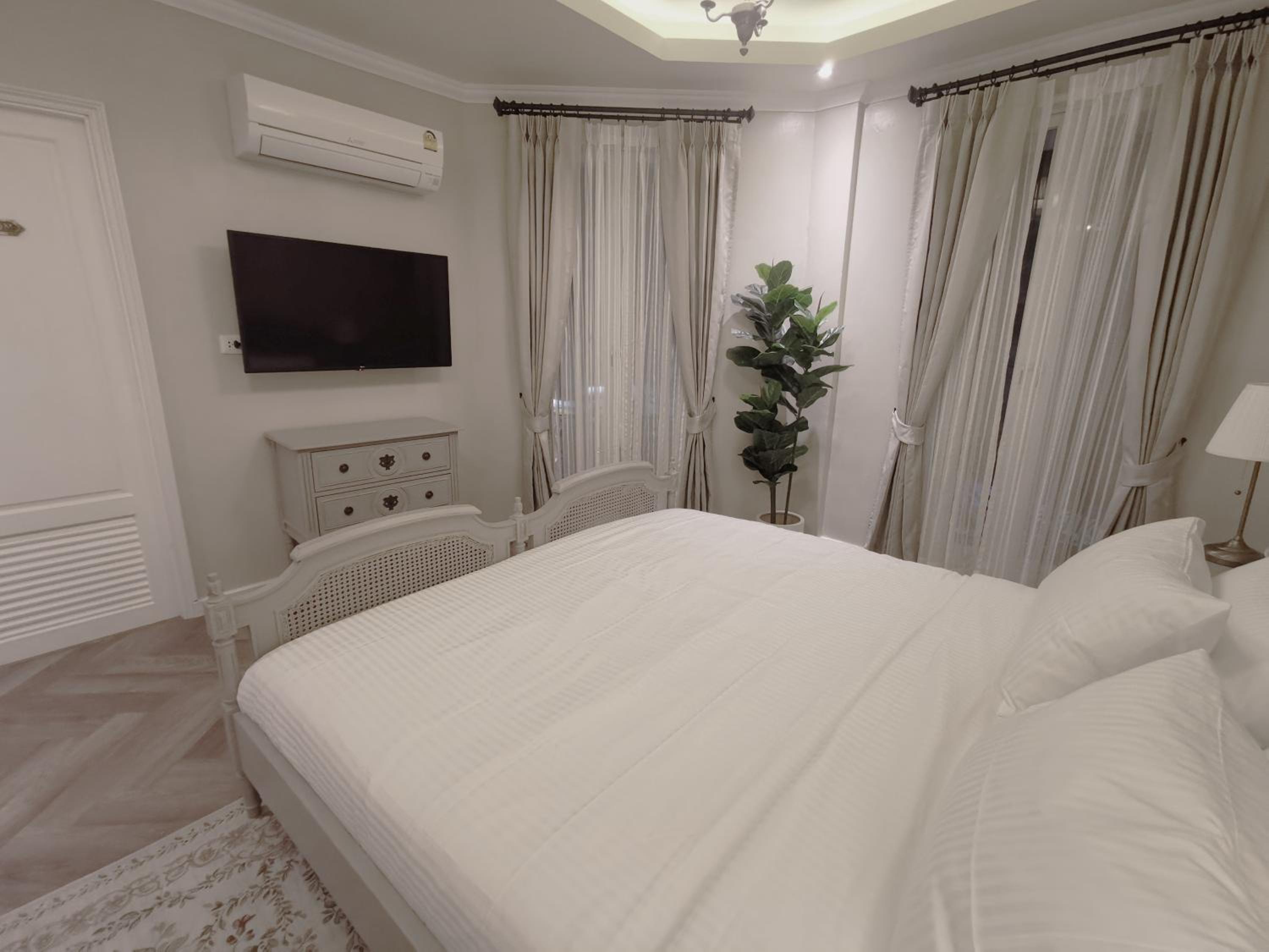 Deluxe King Room photo 3