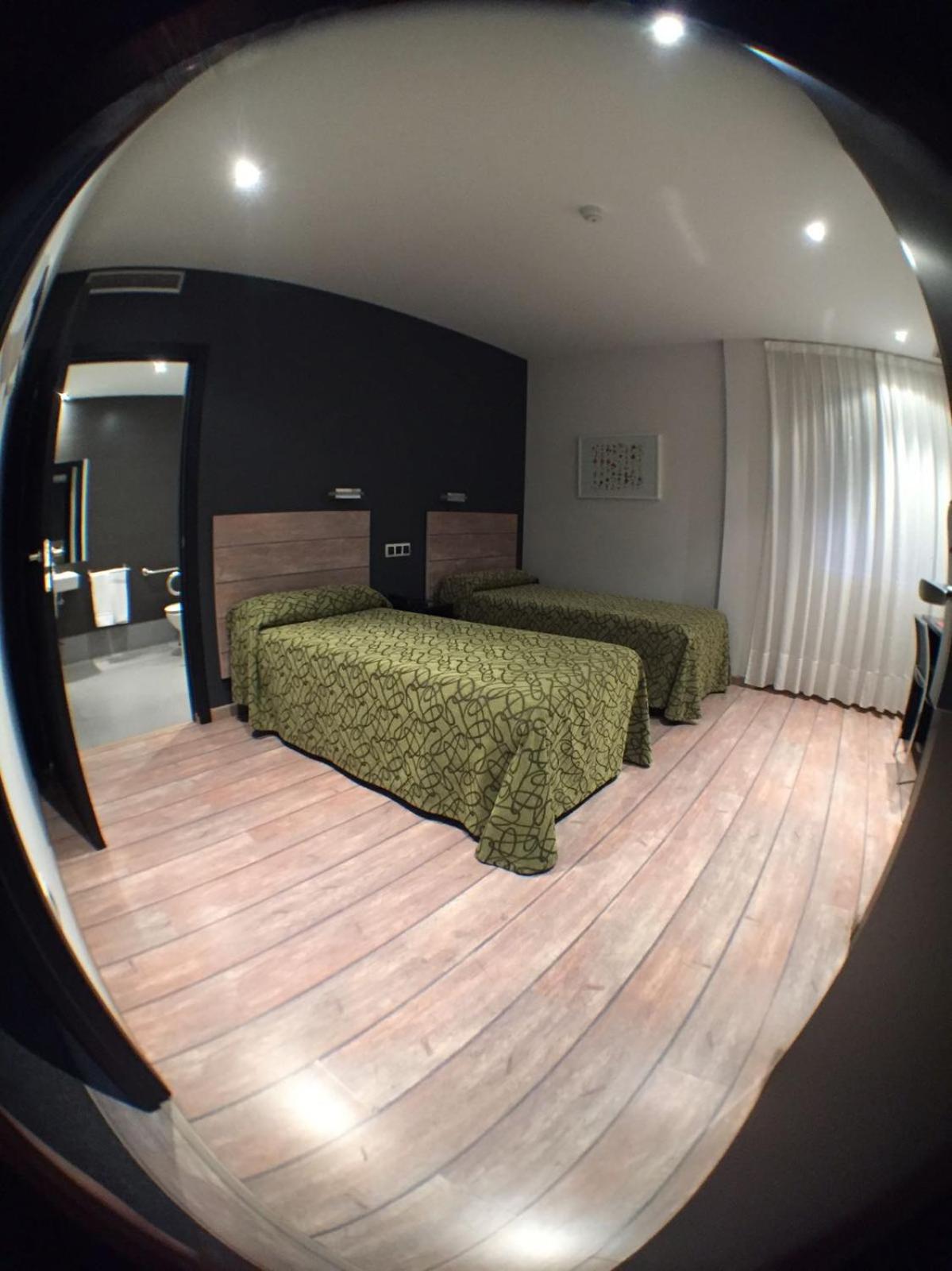 Twin Room - Photo 3