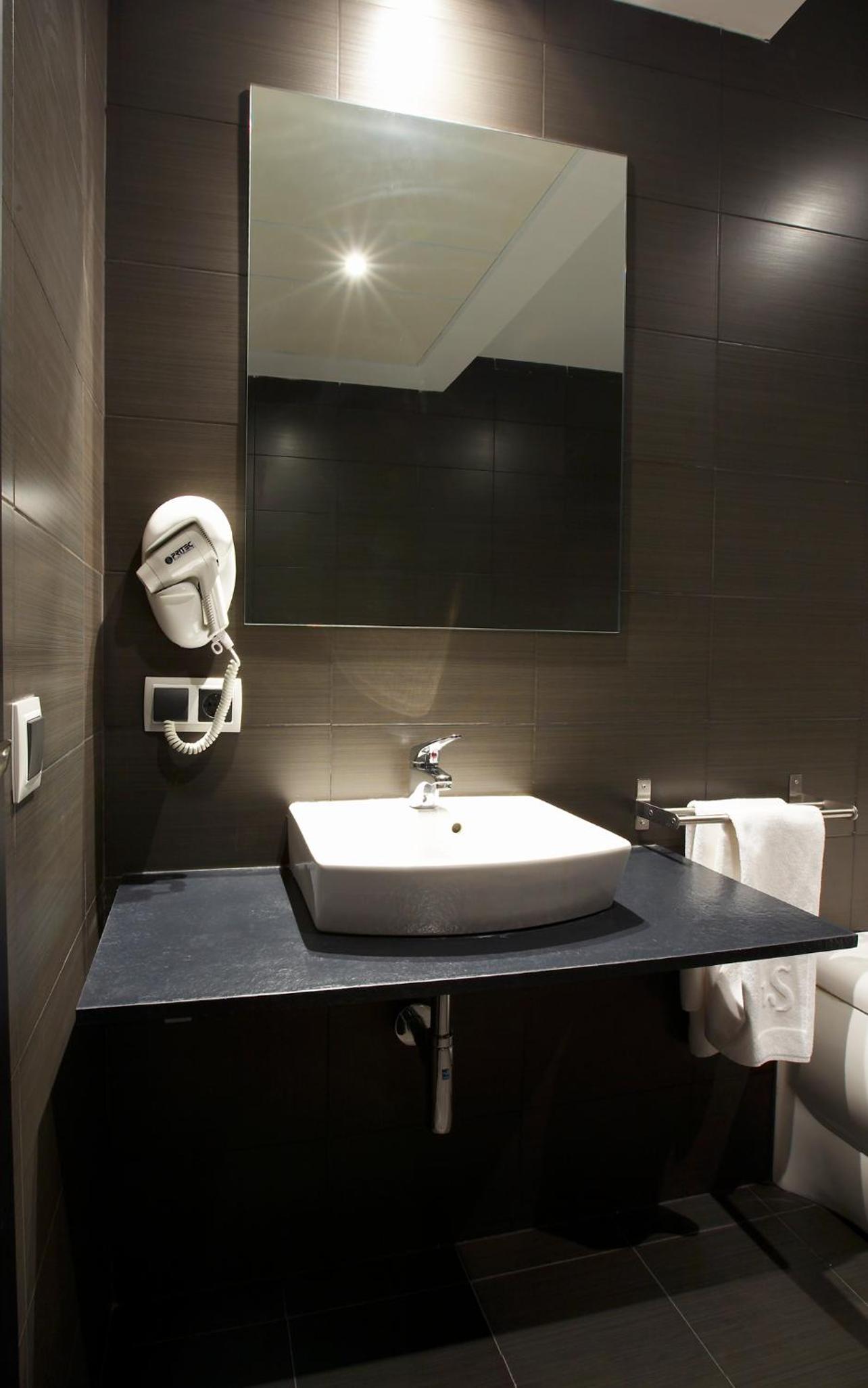 Twin Room - Photo 9