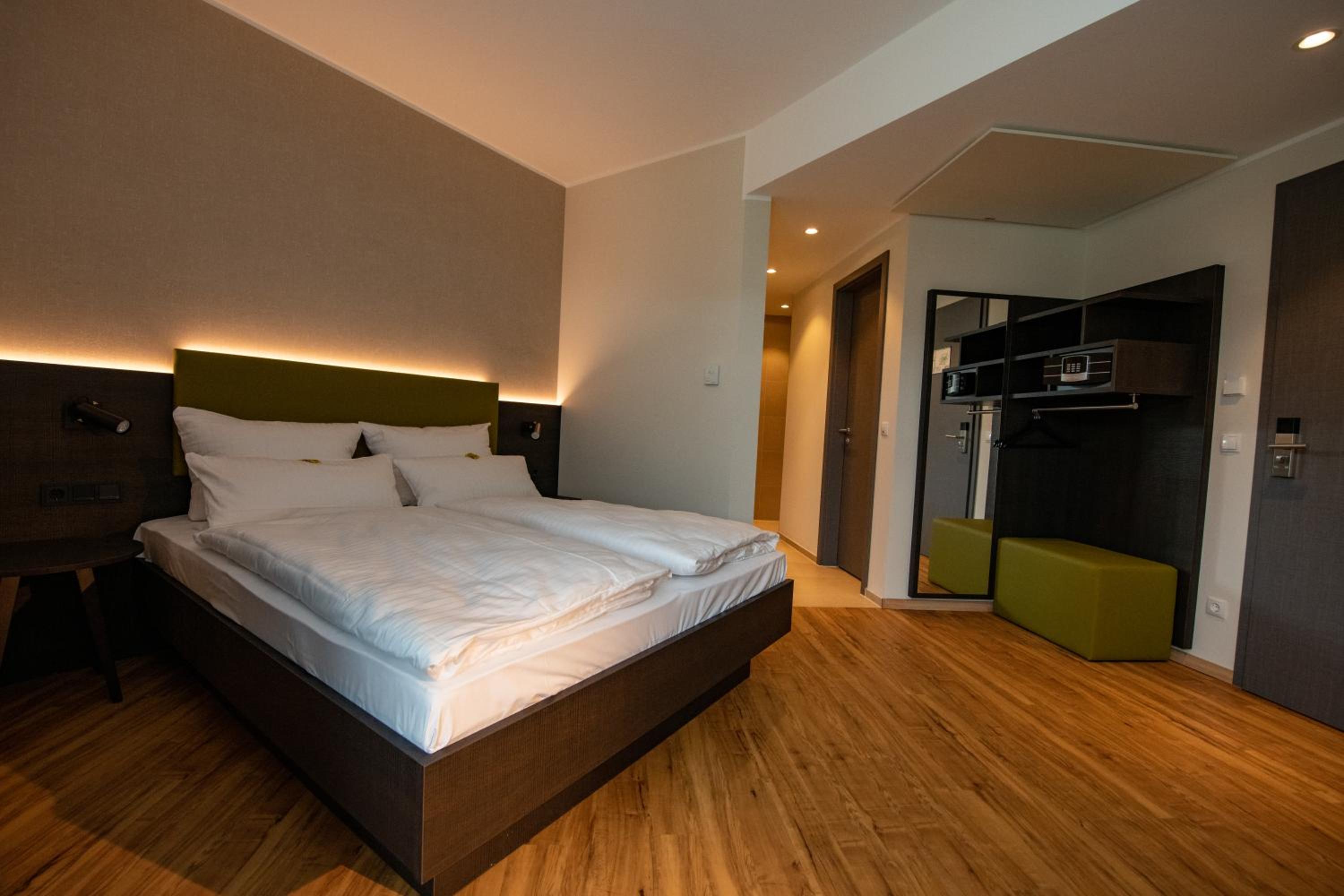 Double Room with Partial River View