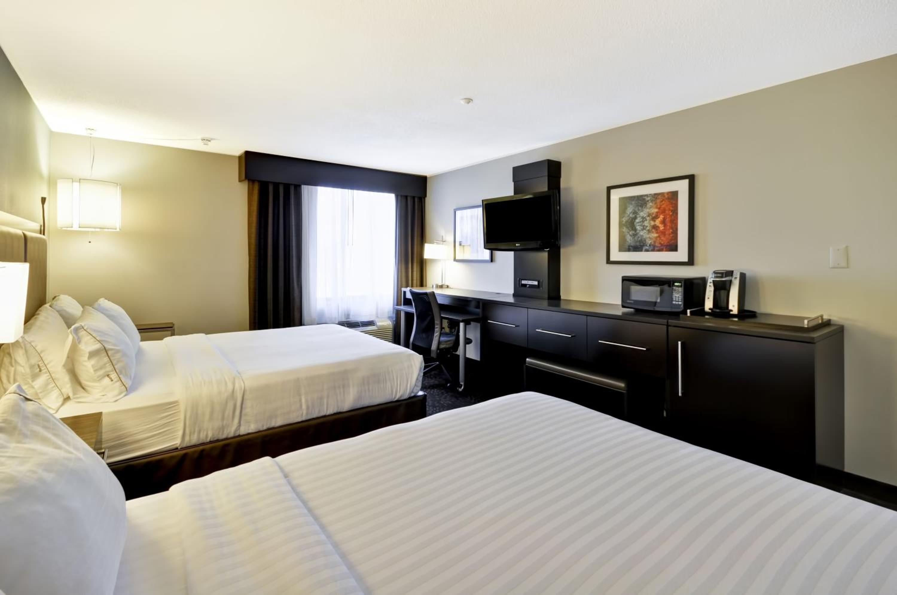 Standard Room with Two Queen Beds - Photo 4