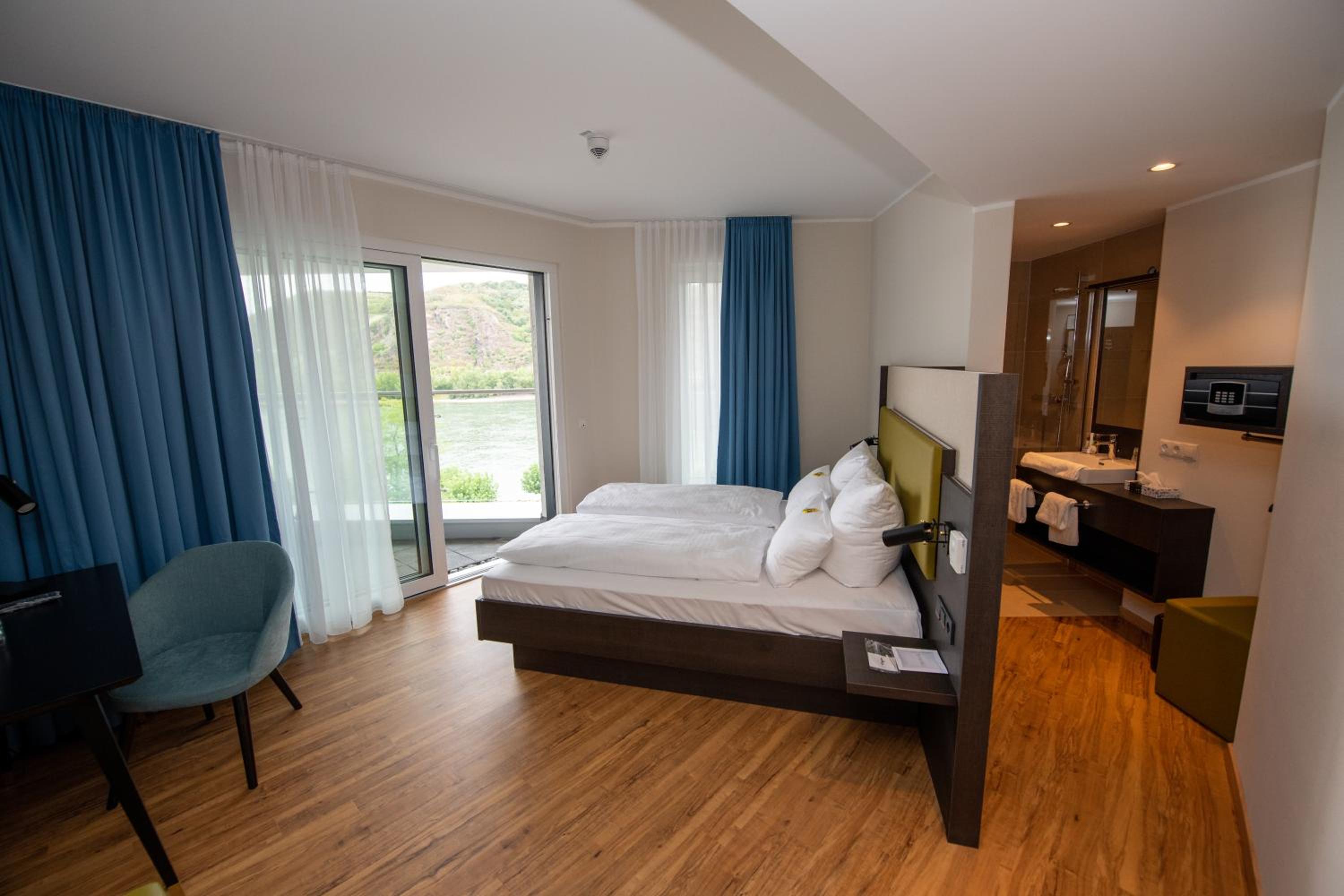 Deluxe Double Room with Balcony and River View - Photo 4