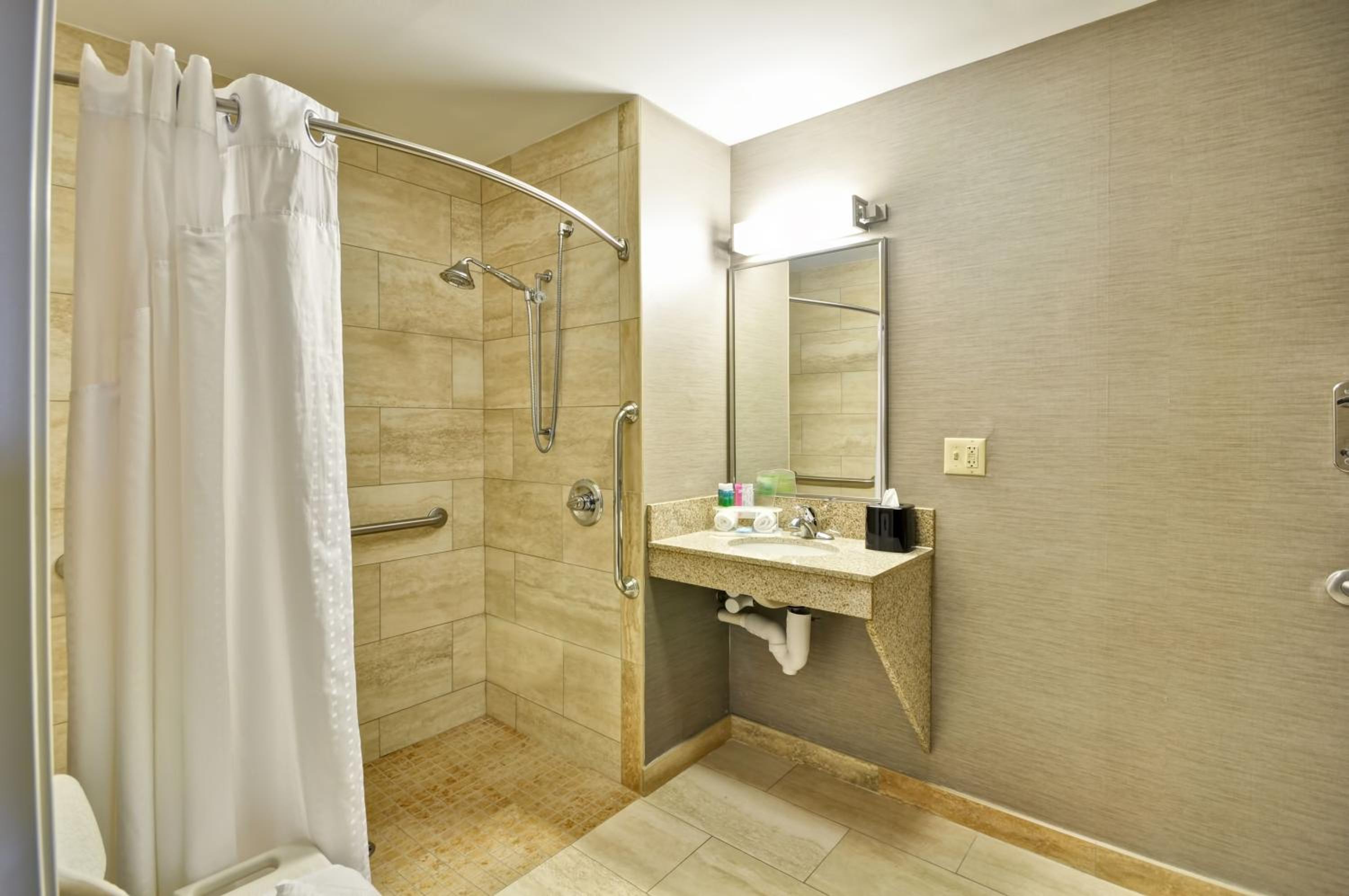 King Room - Mobility Access/Roll in Shower - Non-Smoking - Photo 5