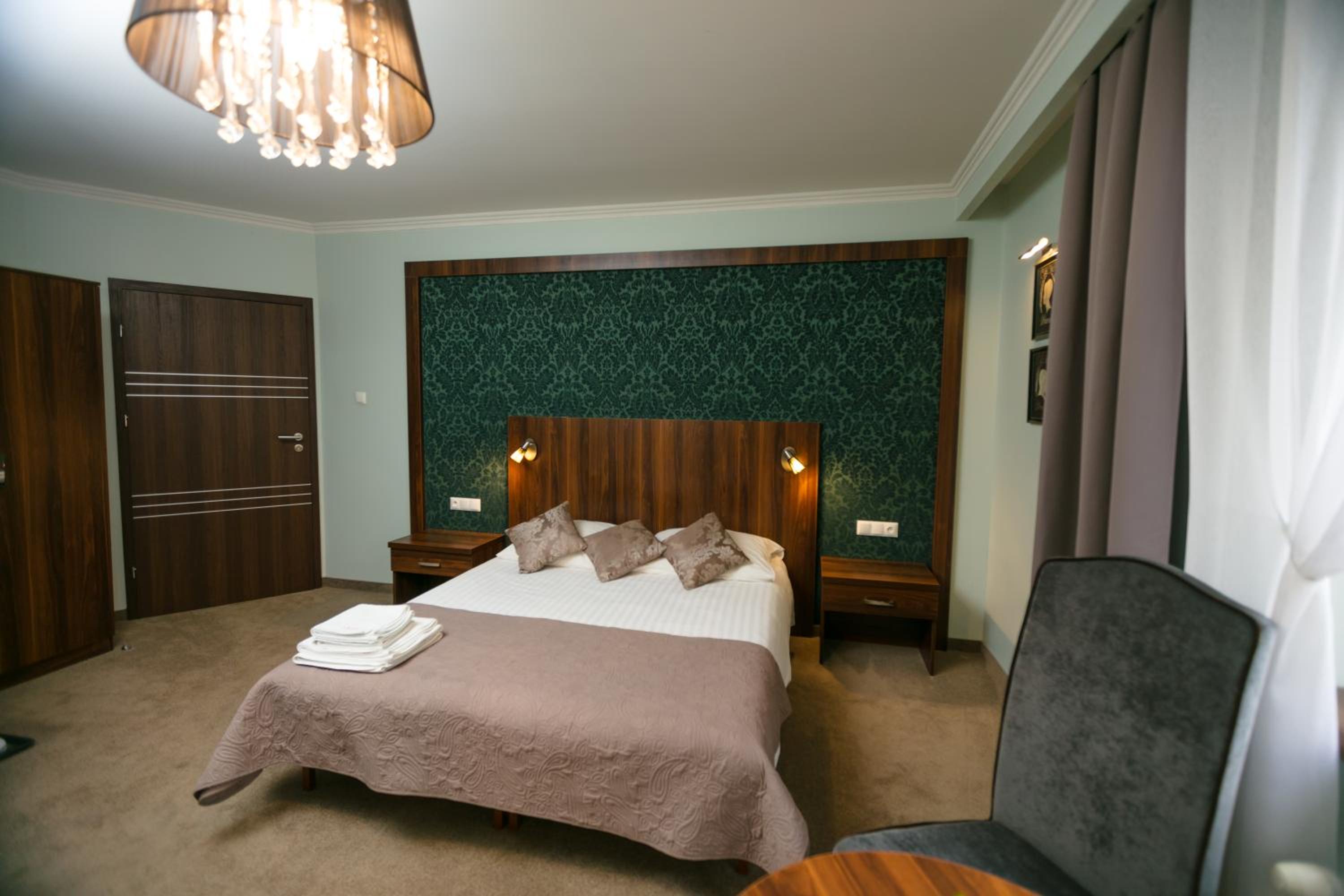 Deluxe Double Room with Bath - Photo 1