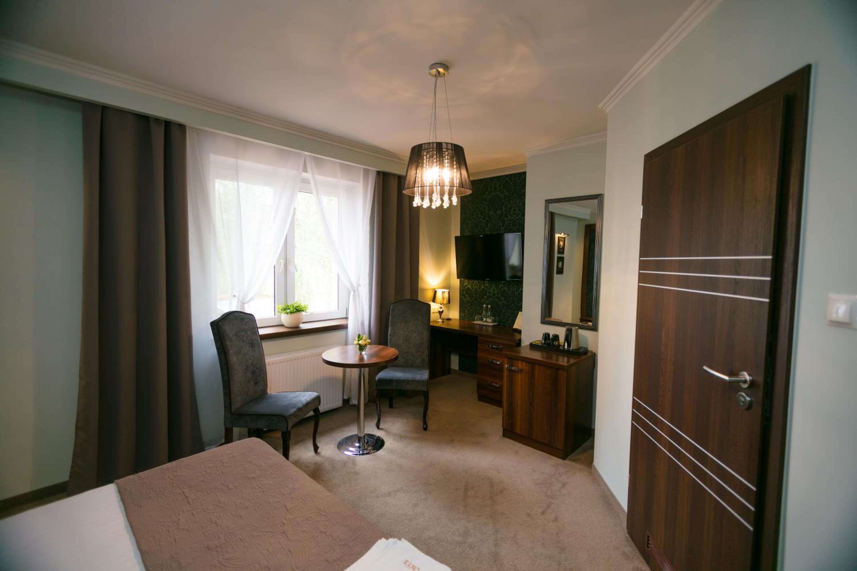 Deluxe Double Room with Bath - Photo 8