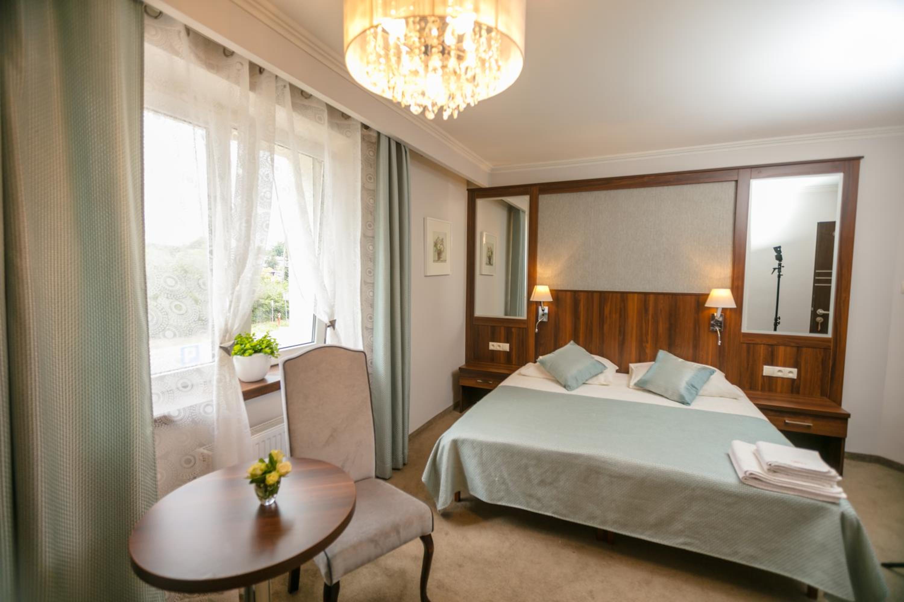 Deluxe Double Room with Bath - Photo 3