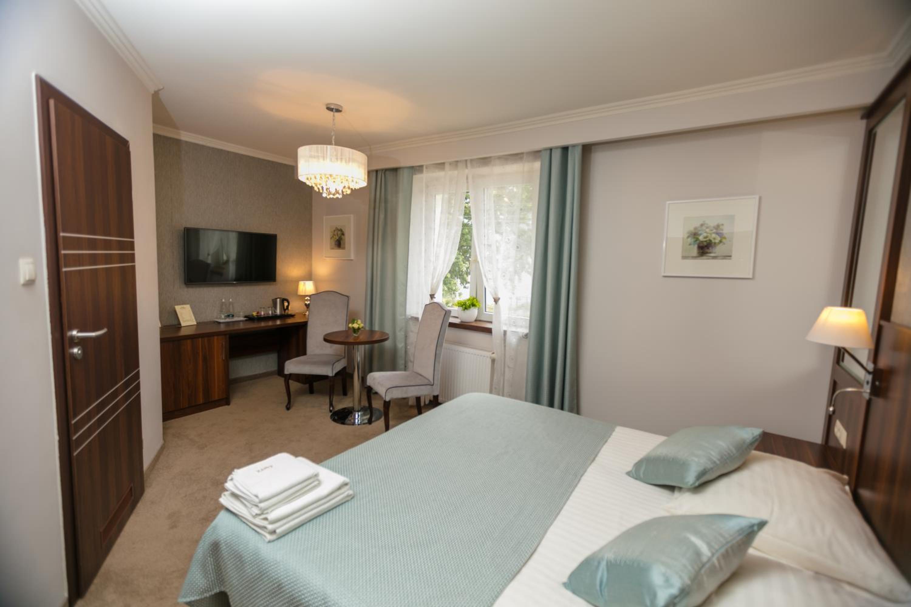 Deluxe Double Room with Bath - Photo 11