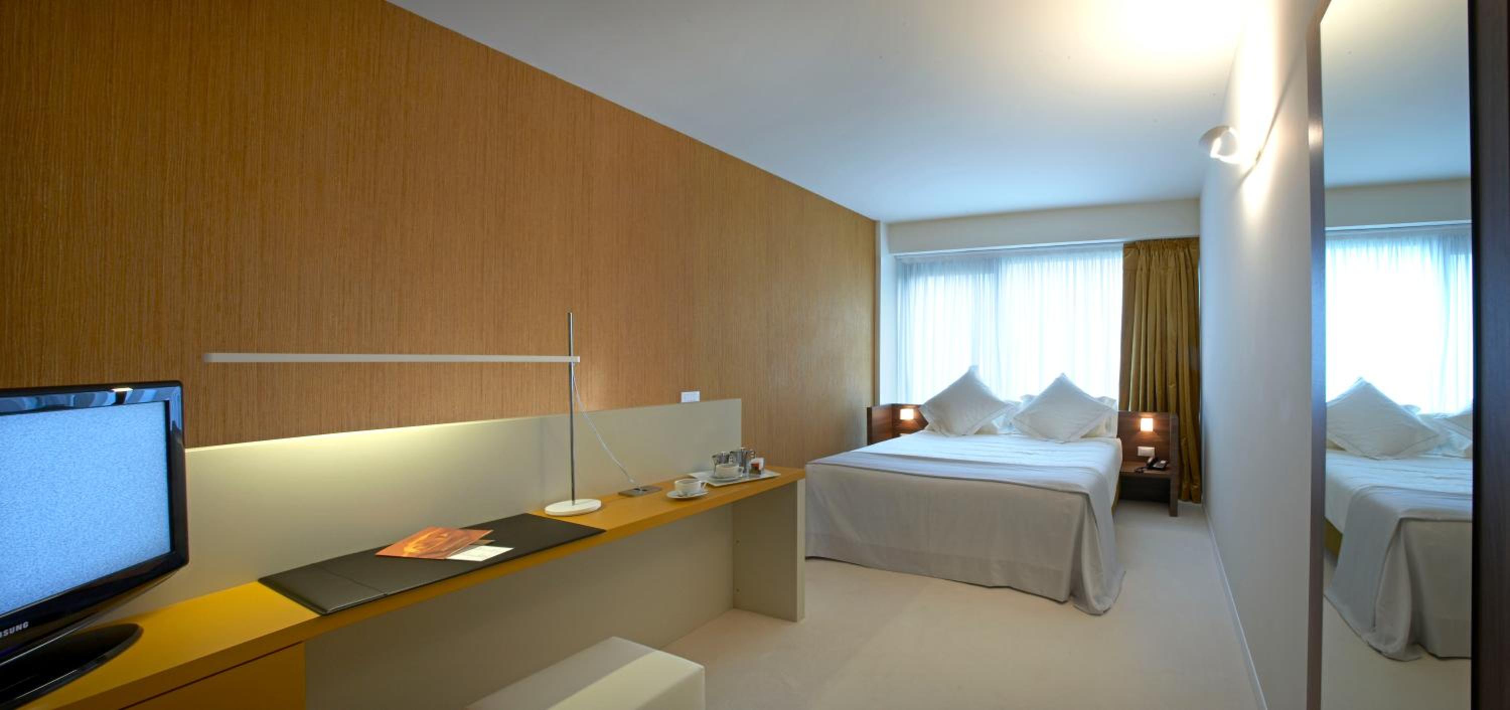 Junior King Suite with Sofa Bed - Photo 7