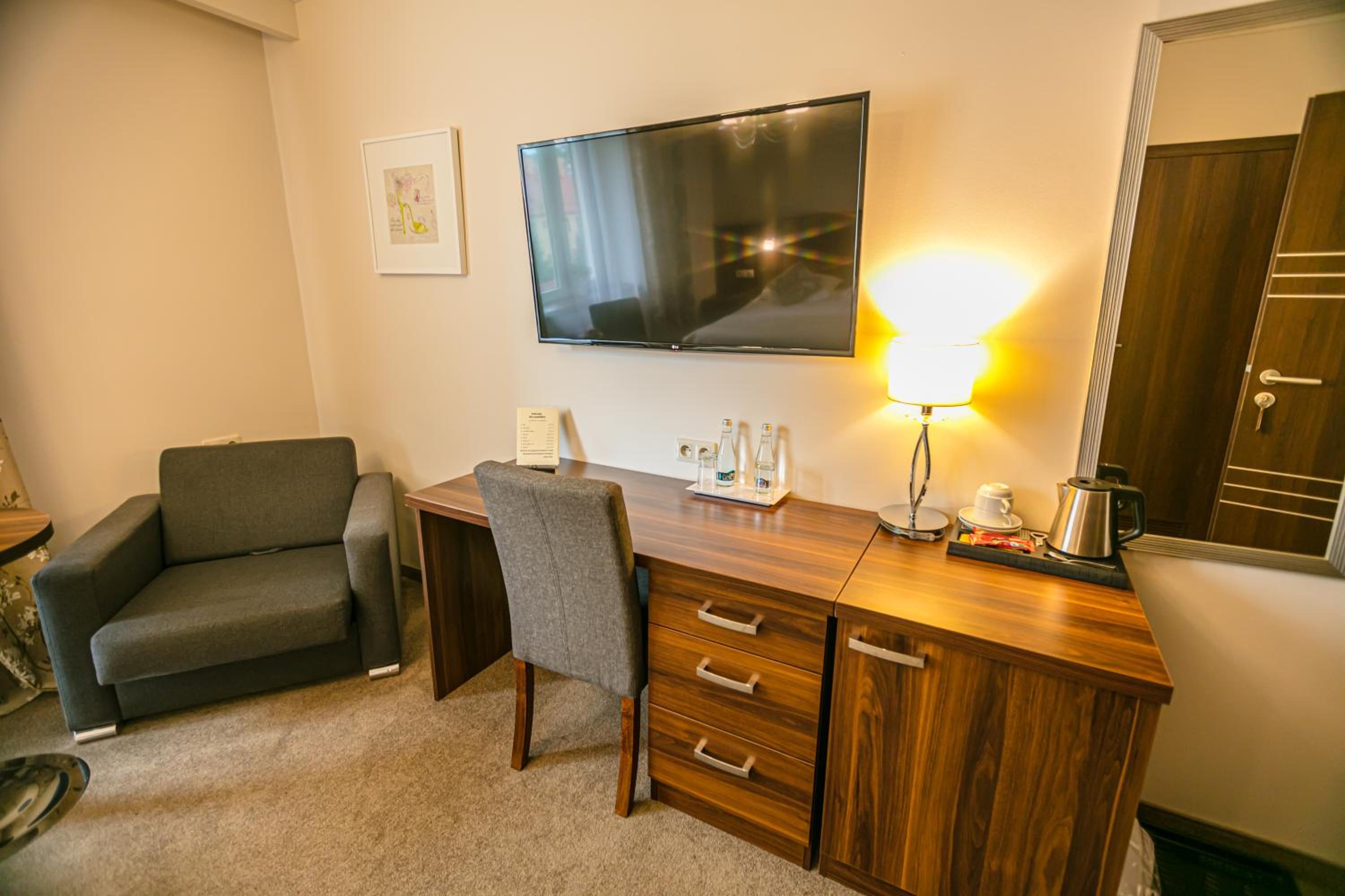 Deluxe Double Room with Shower - Photo 6