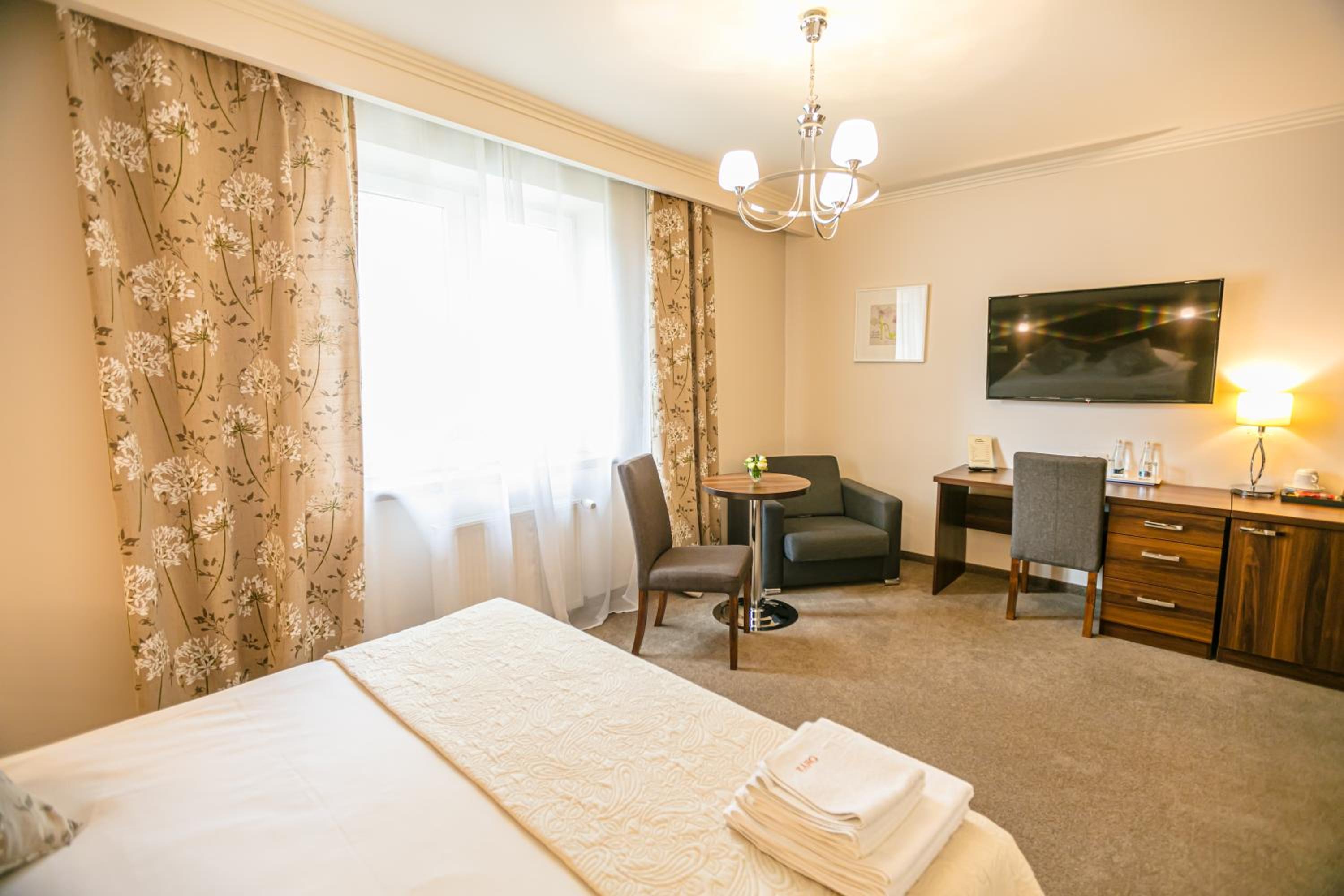 Deluxe Double Room with Shower - Photo 8
