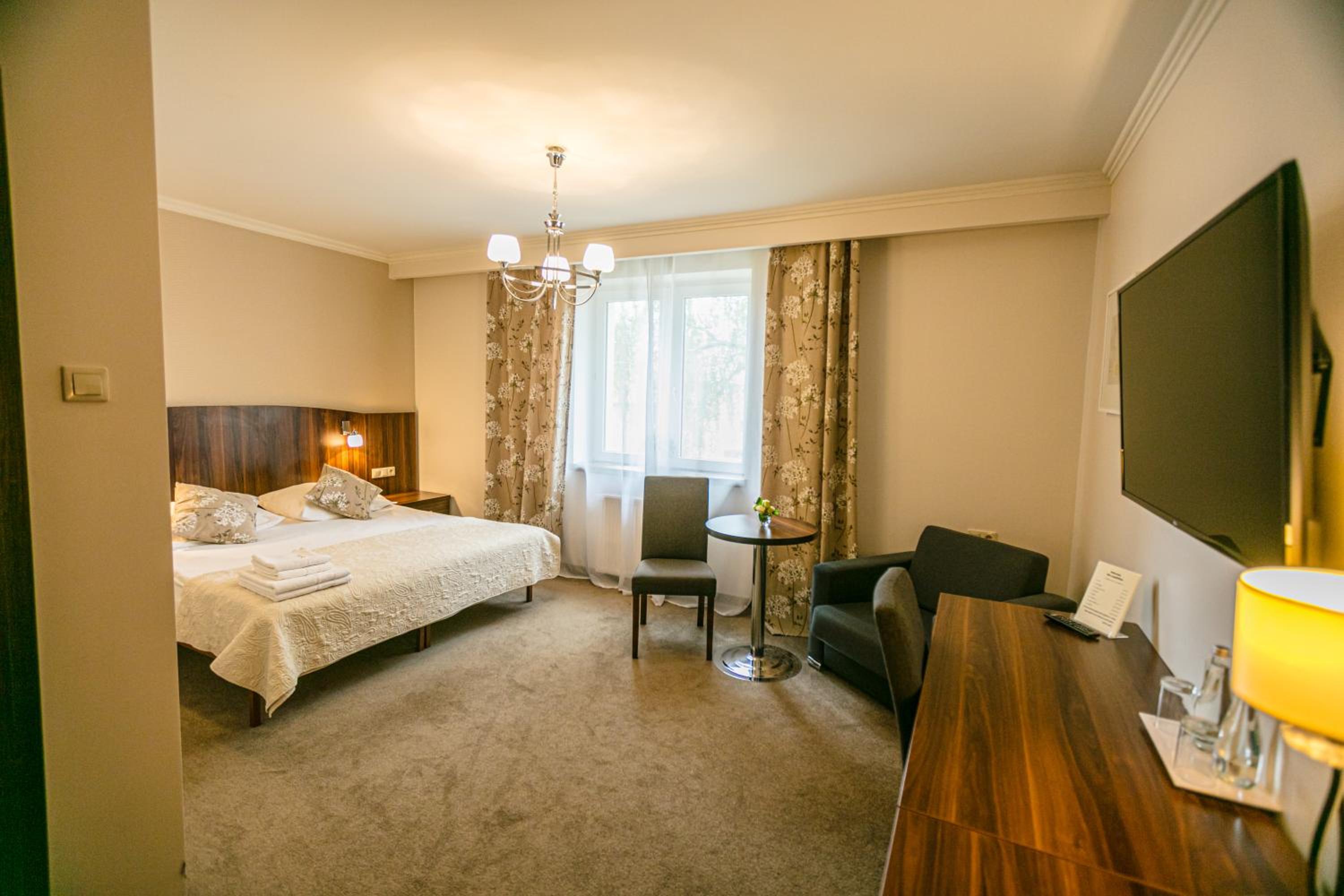 Deluxe Double Room with Shower - Photo 5