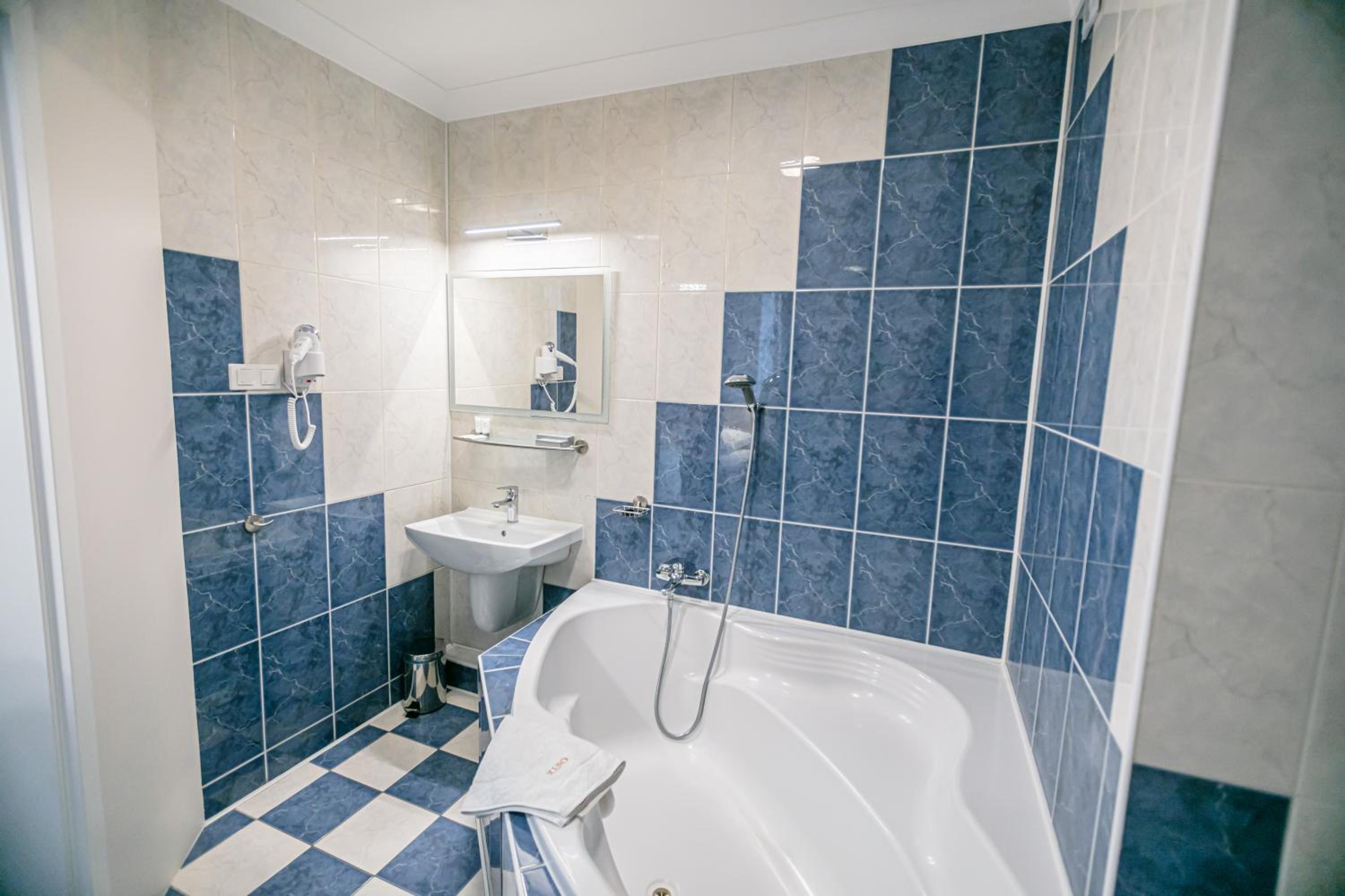 Deluxe Double Room with Bath - Photo 5