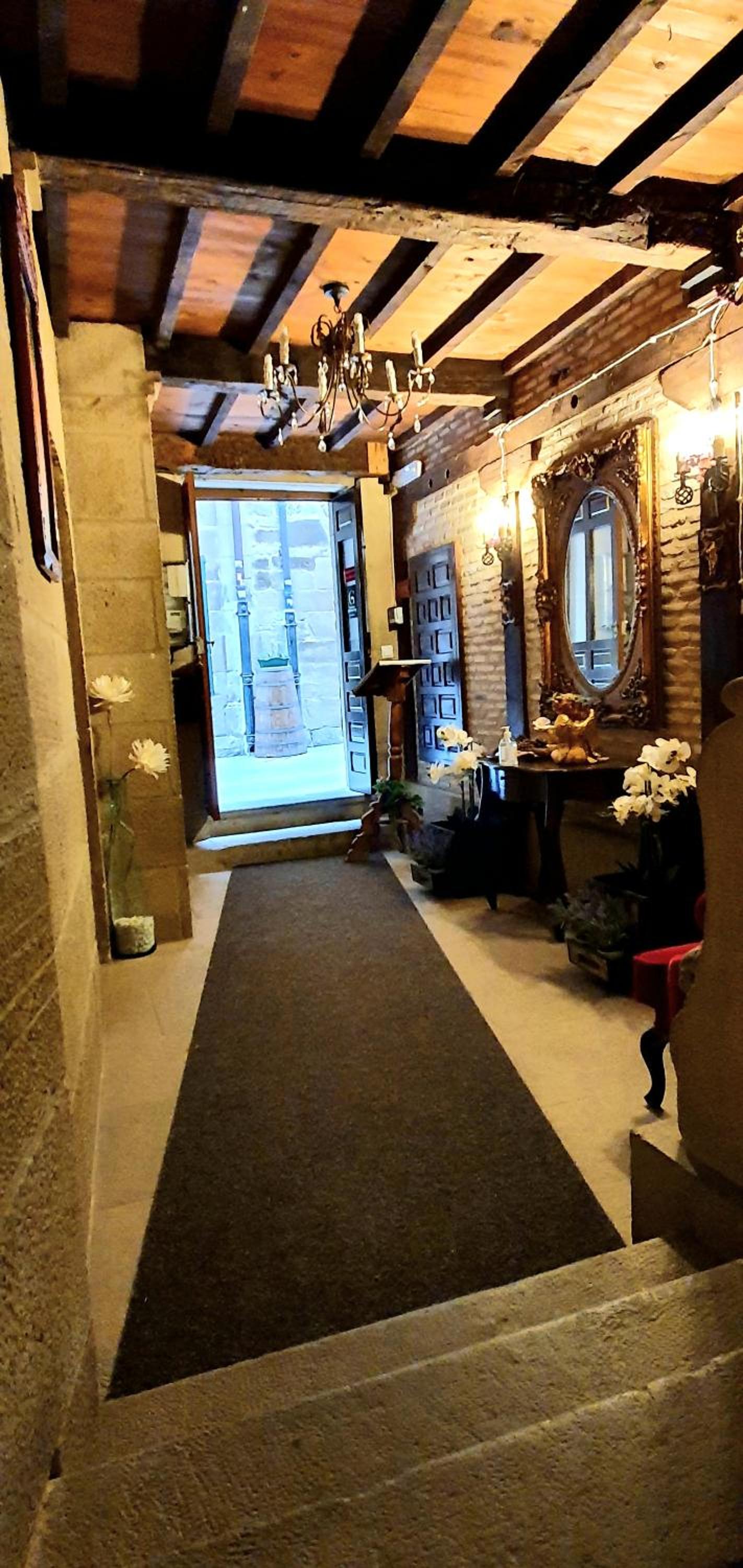 Basic Twin Room with Private Bathroom - Photo 22