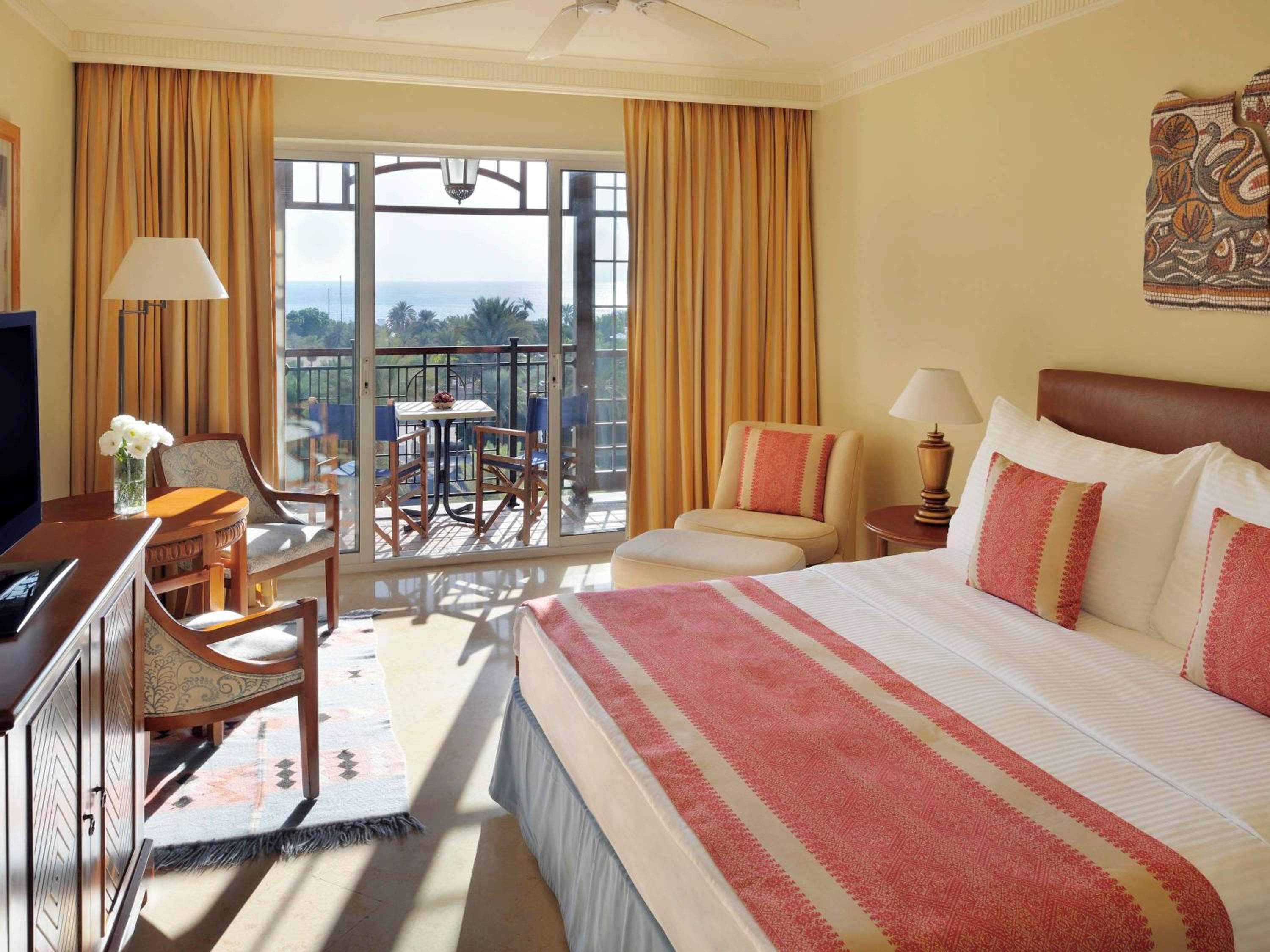 Superior King Room with Sea View - Photo 3
