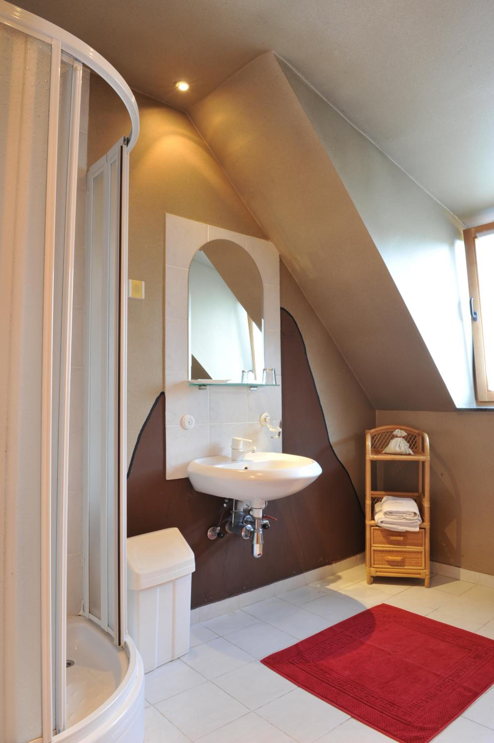 Standard King Room - Photo 4