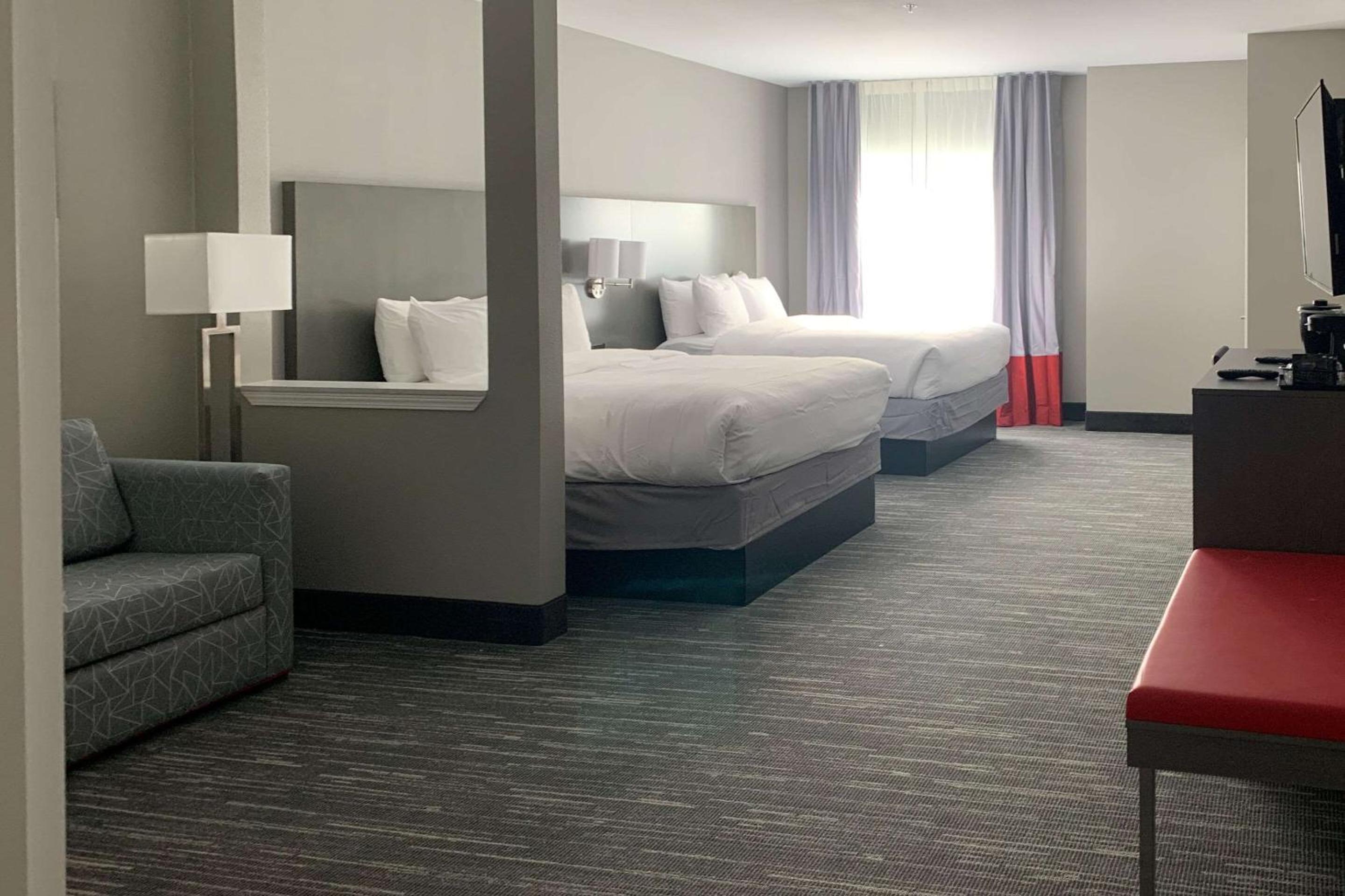 Queen Suite with Two Queen Beds - Non-Smoking - Photo 1