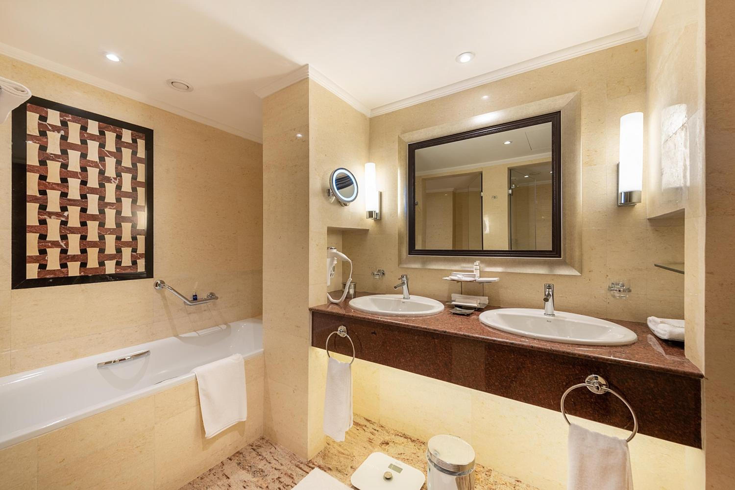Executive Suite - Photo 3