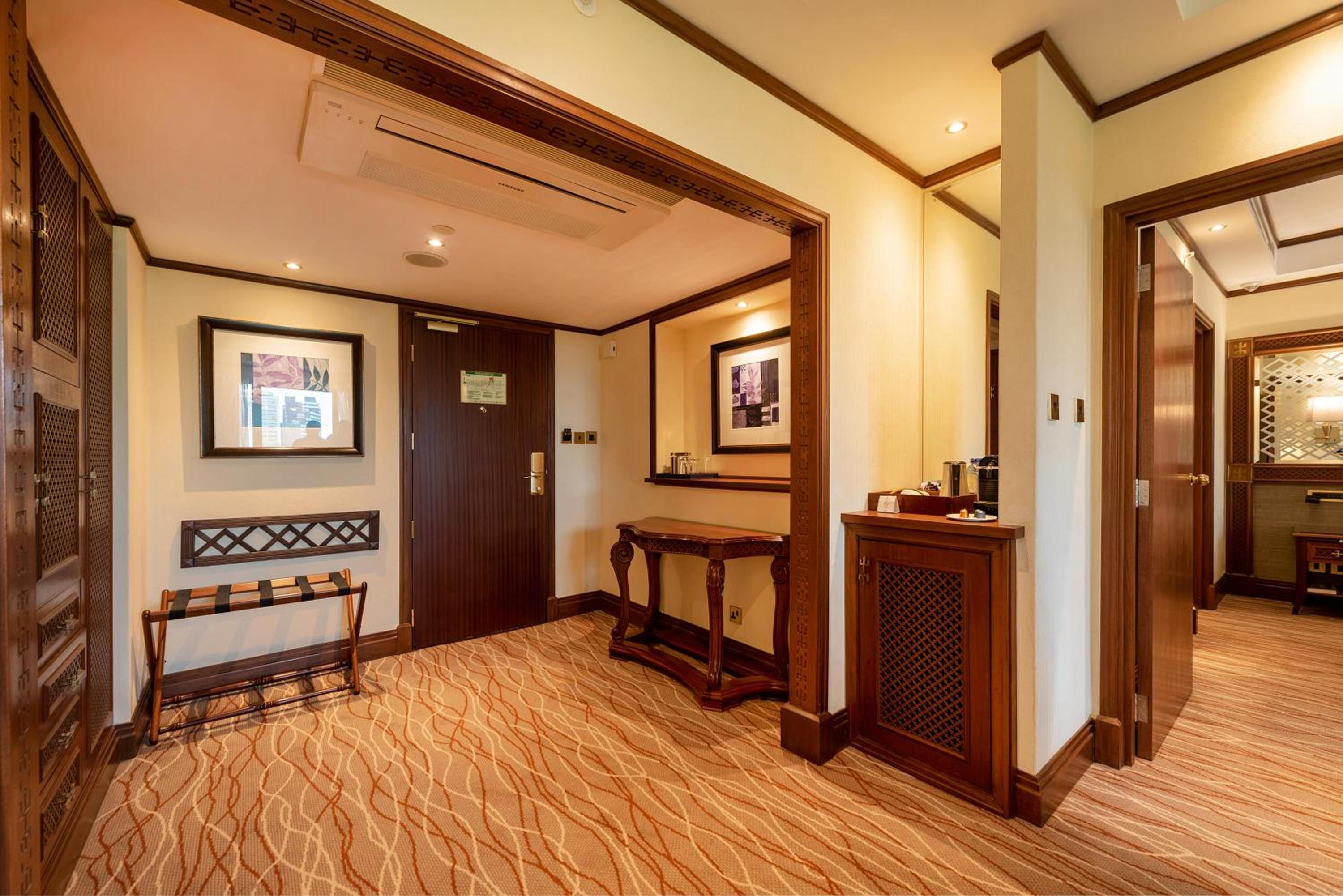Executive Suite - Photo 6