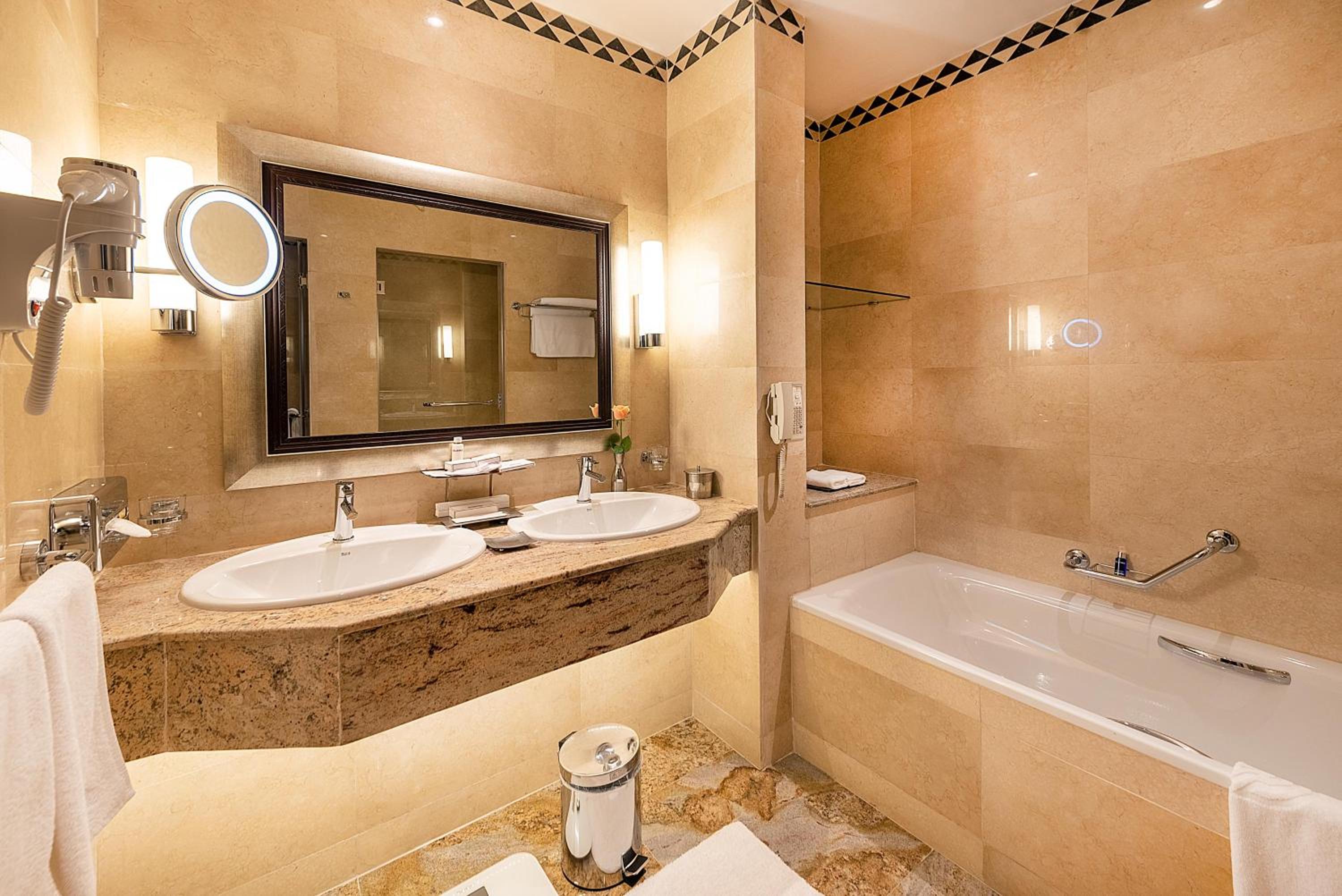 Executive Suite - Photo 16